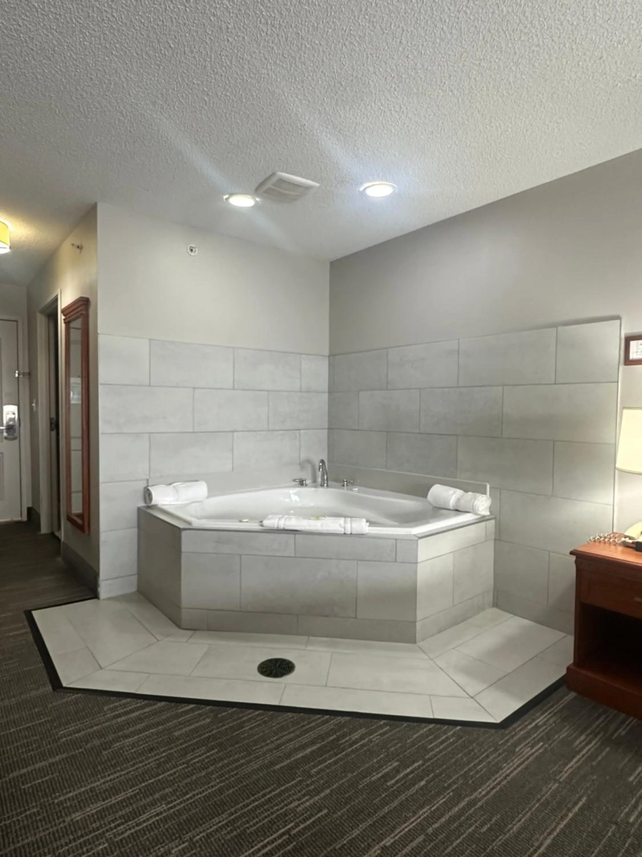 Bath in Country Inn & Suites by Radisson, Rossford - Toledo South