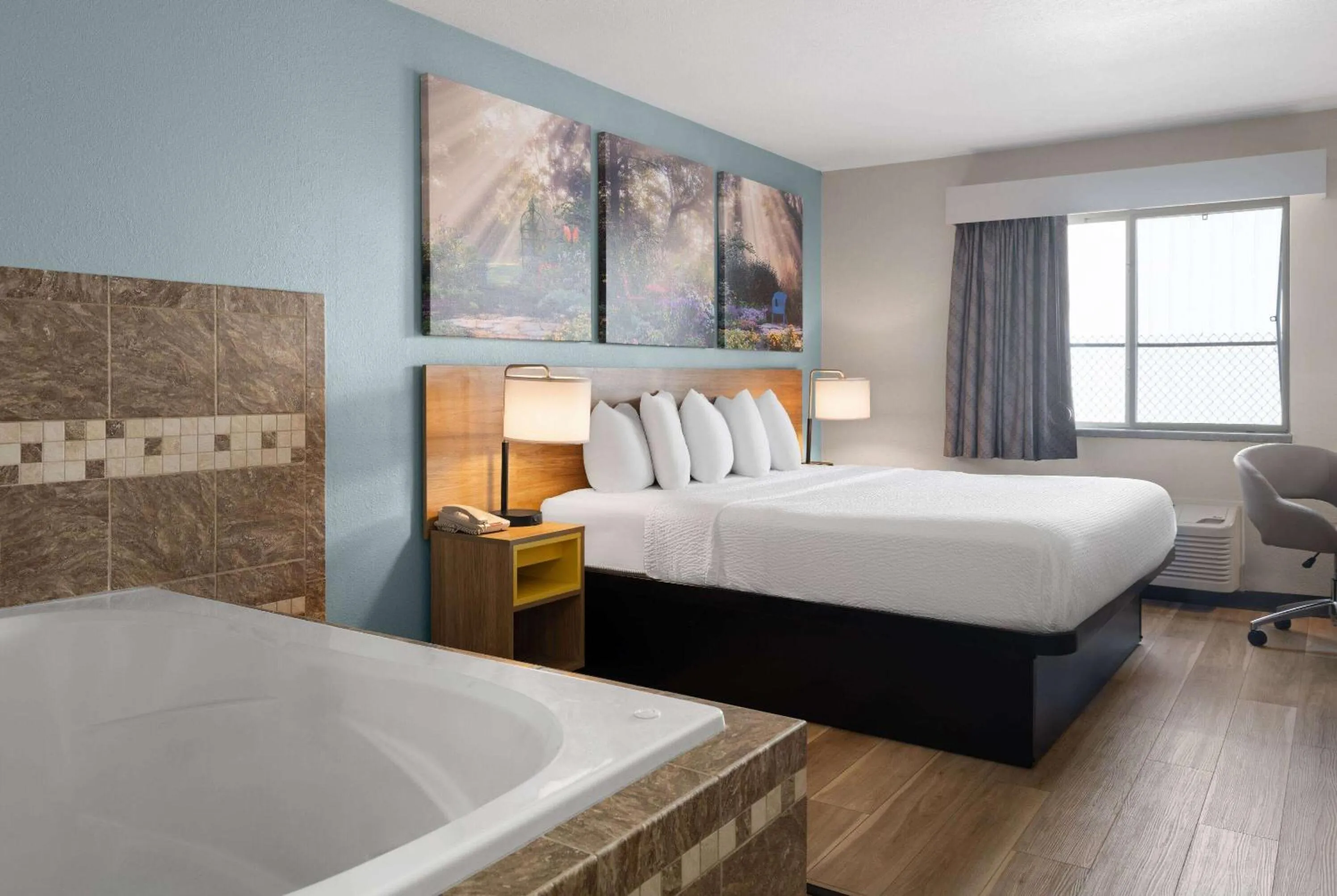 Bath, Bed in Days Inn by Wyndham Neenah