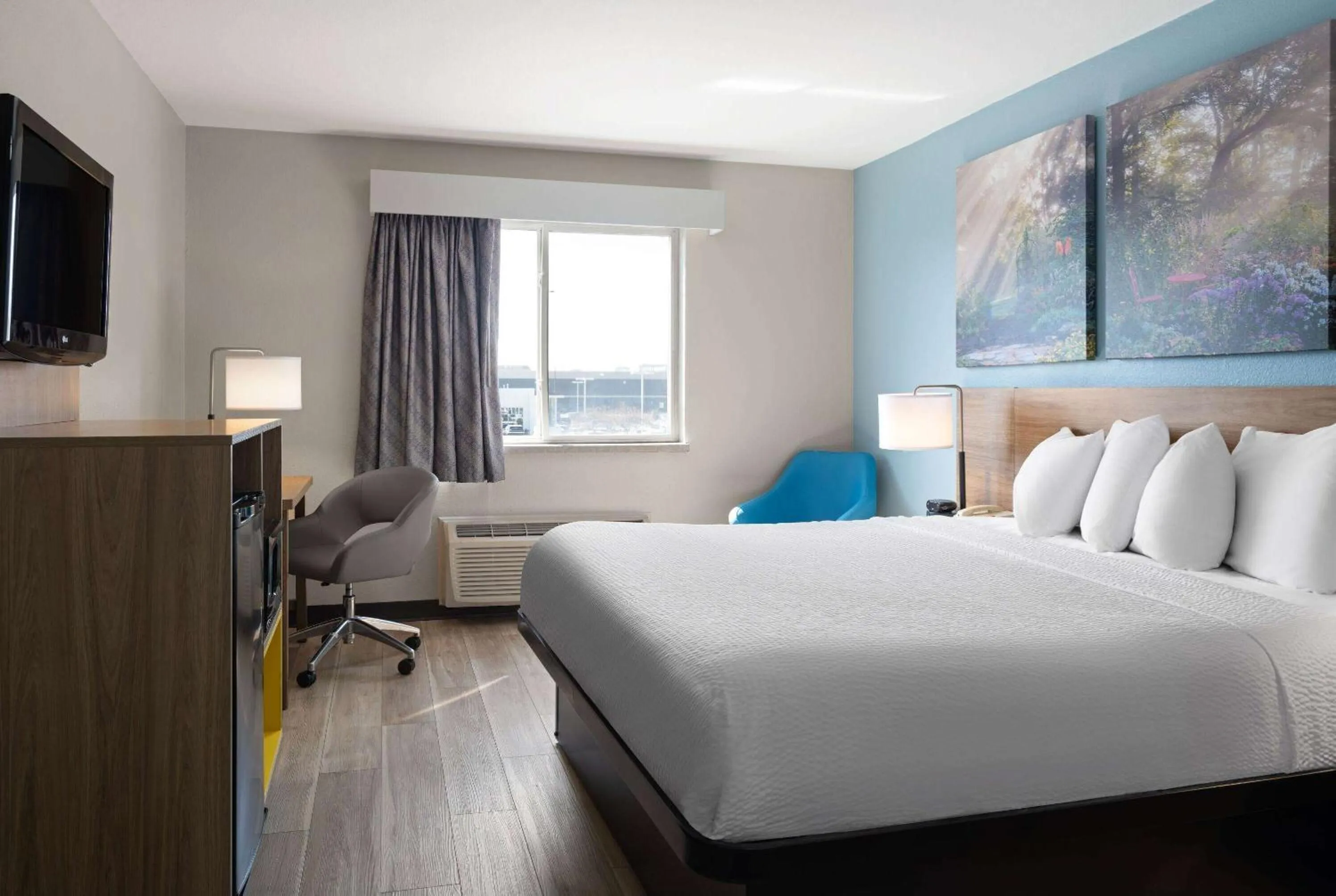 Photo of the whole room, Bed in Days Inn by Wyndham Neenah