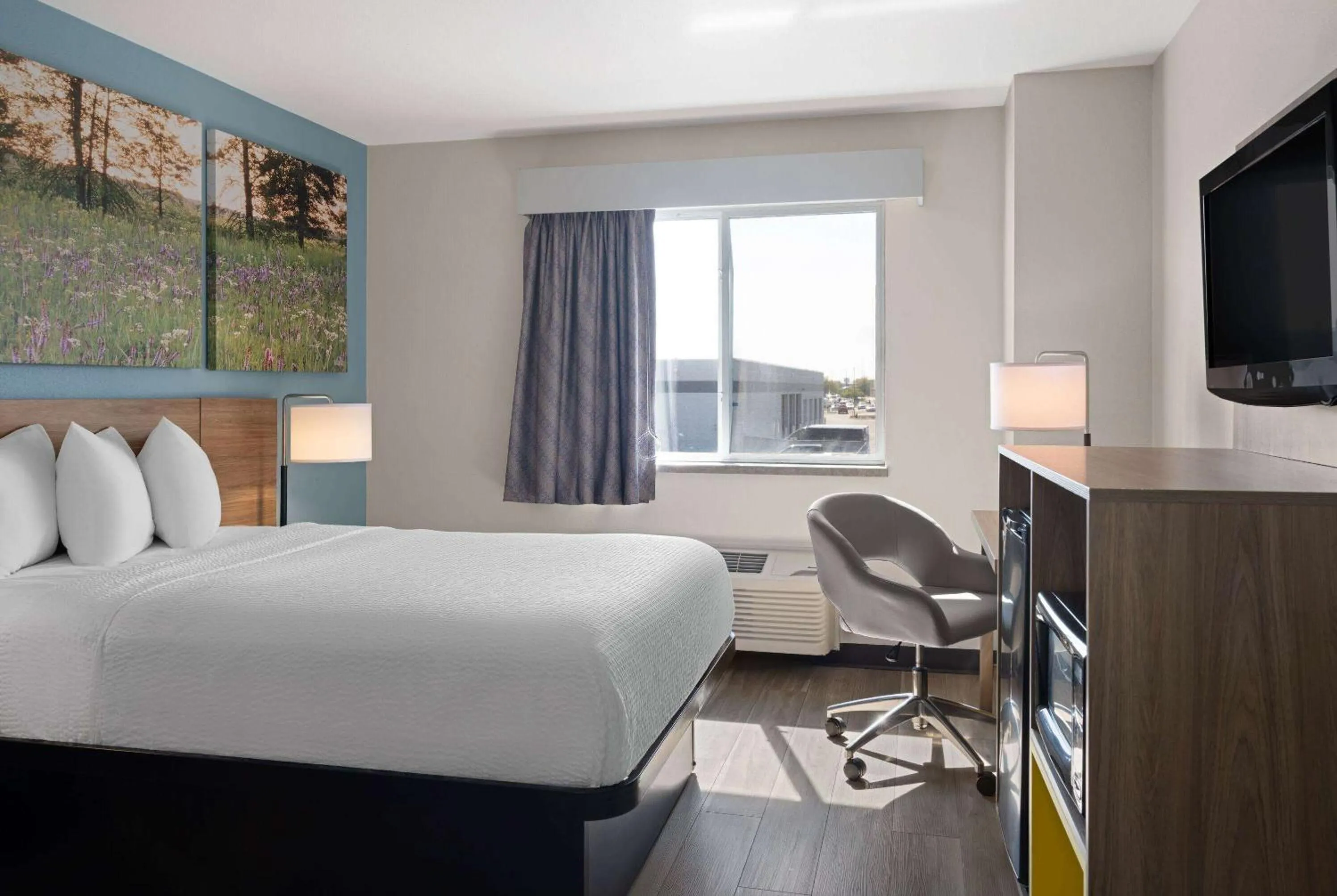 Photo of the whole room, Bed in Days Inn by Wyndham Neenah