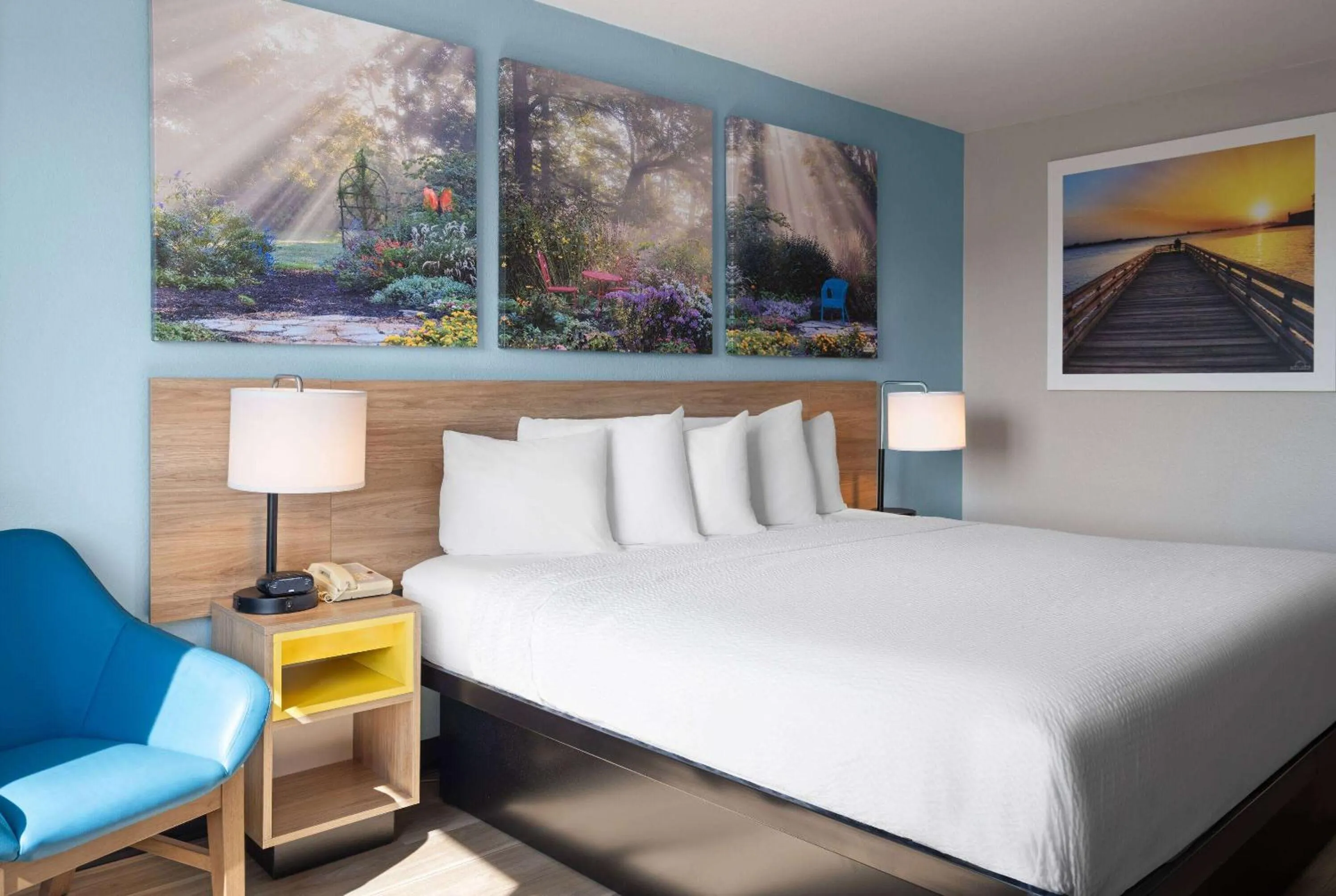 Photo of the whole room, Bed in Days Inn by Wyndham Neenah