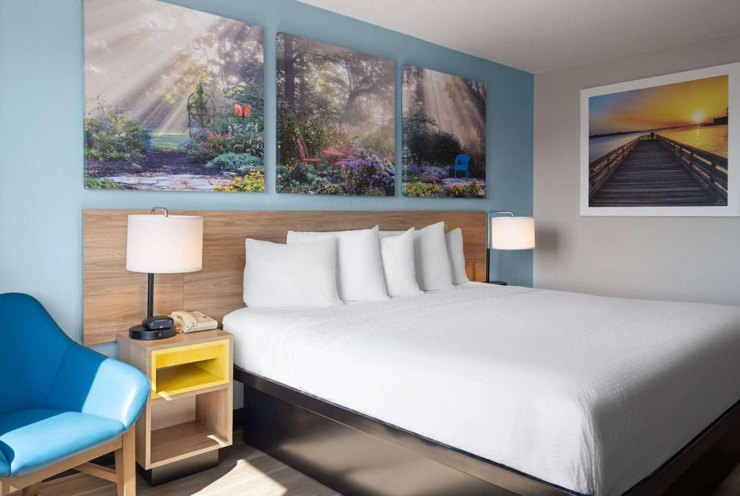 King Room - Non-Smoking in Days Inn by Wyndham Neenah King Room - Non-Smoking in Days Inn by Wyndham Neenah