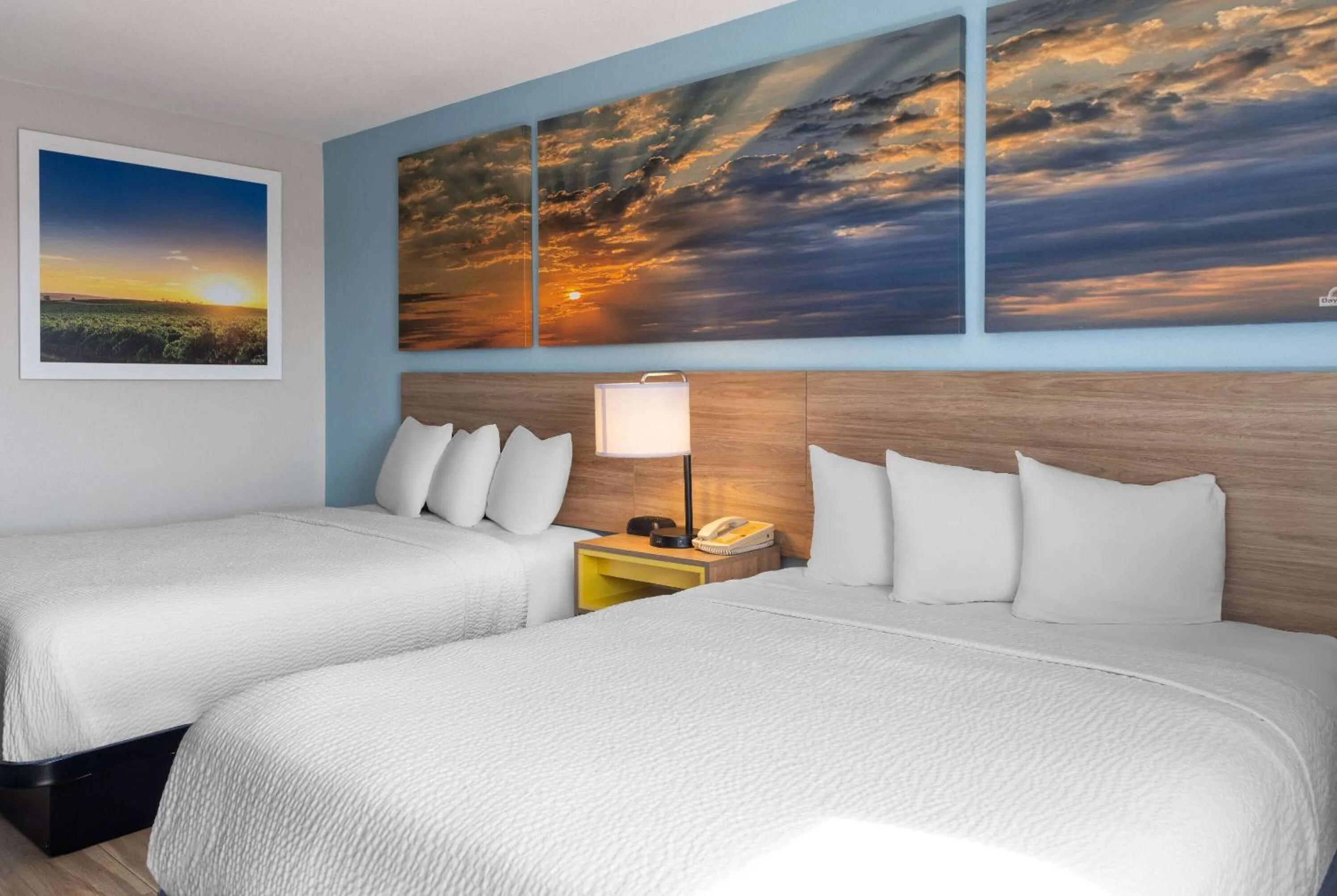 Photo of the whole room, Bed in Days Inn by Wyndham Neenah