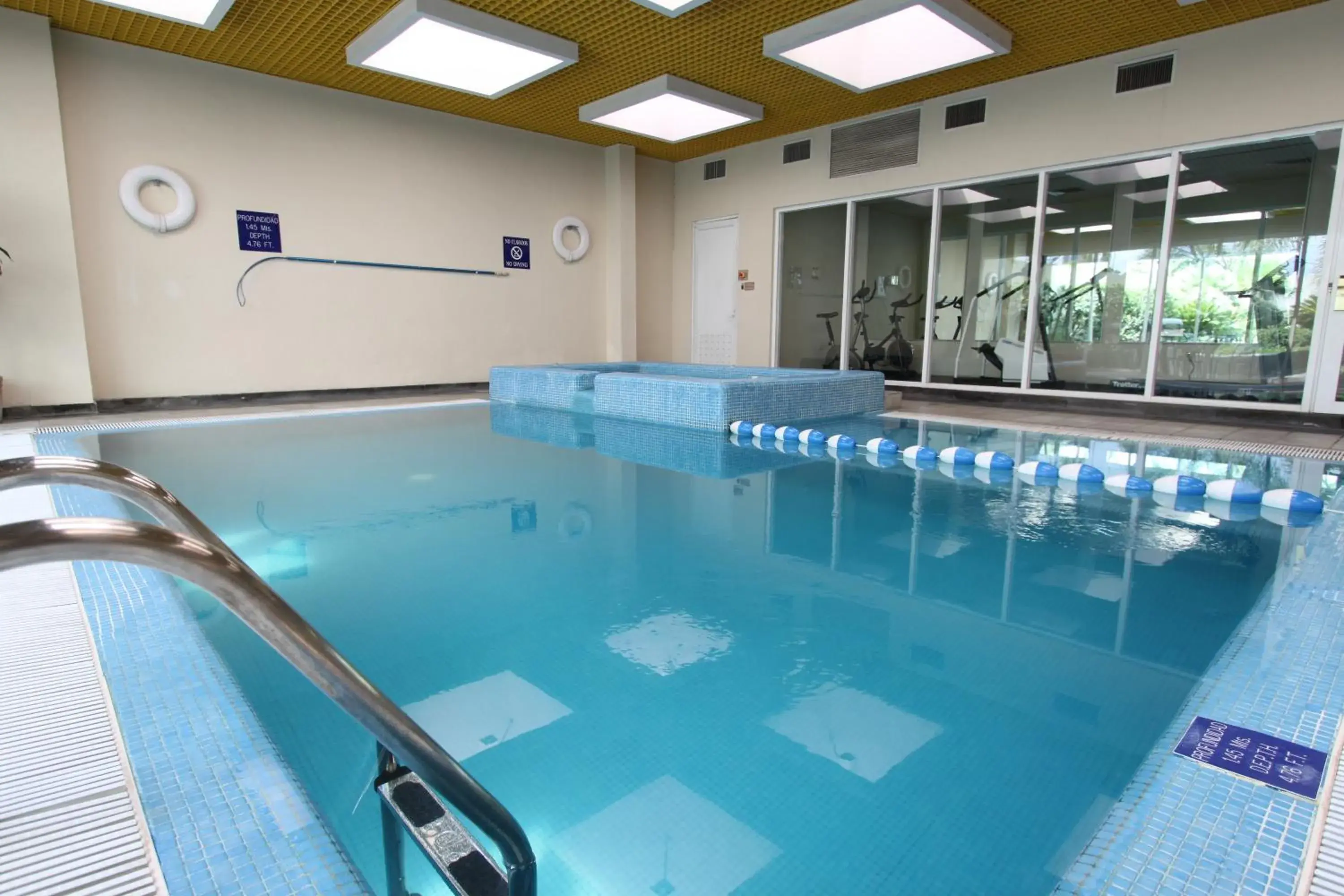 Swimming pool in Quality Inn Monterrey La Fe Swimming pool in Quality Inn Monterrey La Fe