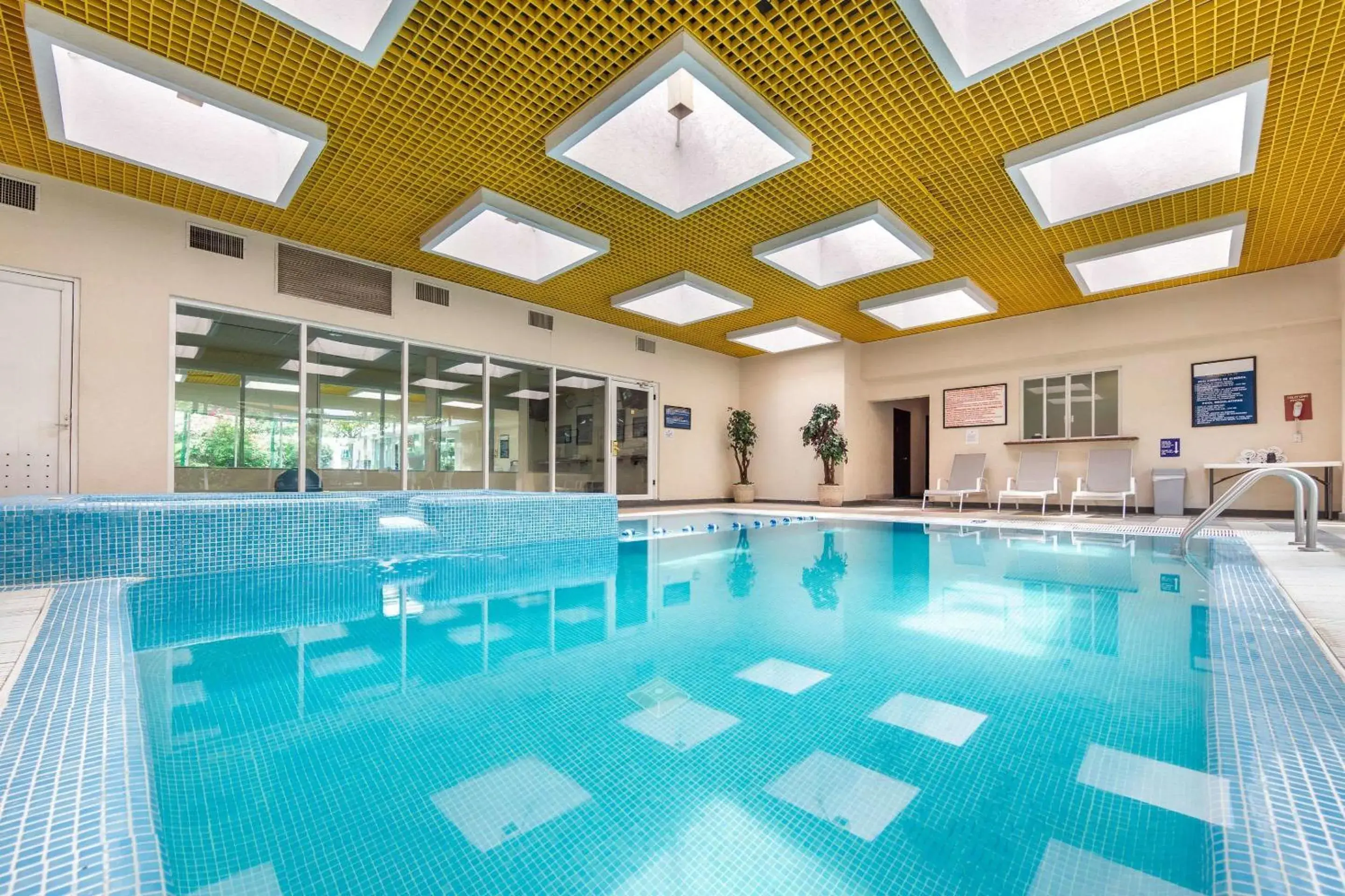 Swimming pool in Quality Inn Monterrey La Fe Swimming pool in Quality Inn Monterrey La Fe