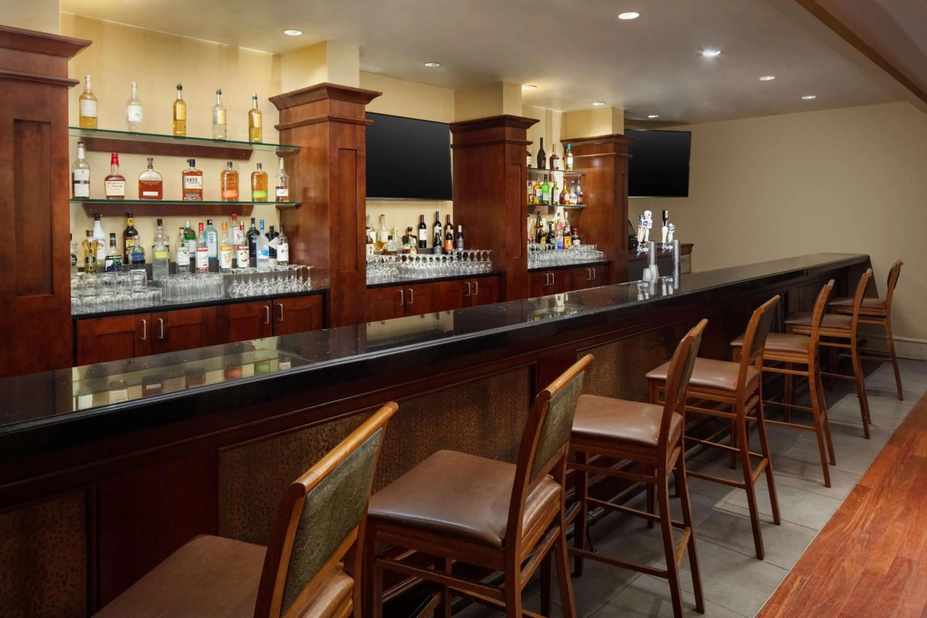 Lounge or bar in DoubleTree Boston North Shore Danvers