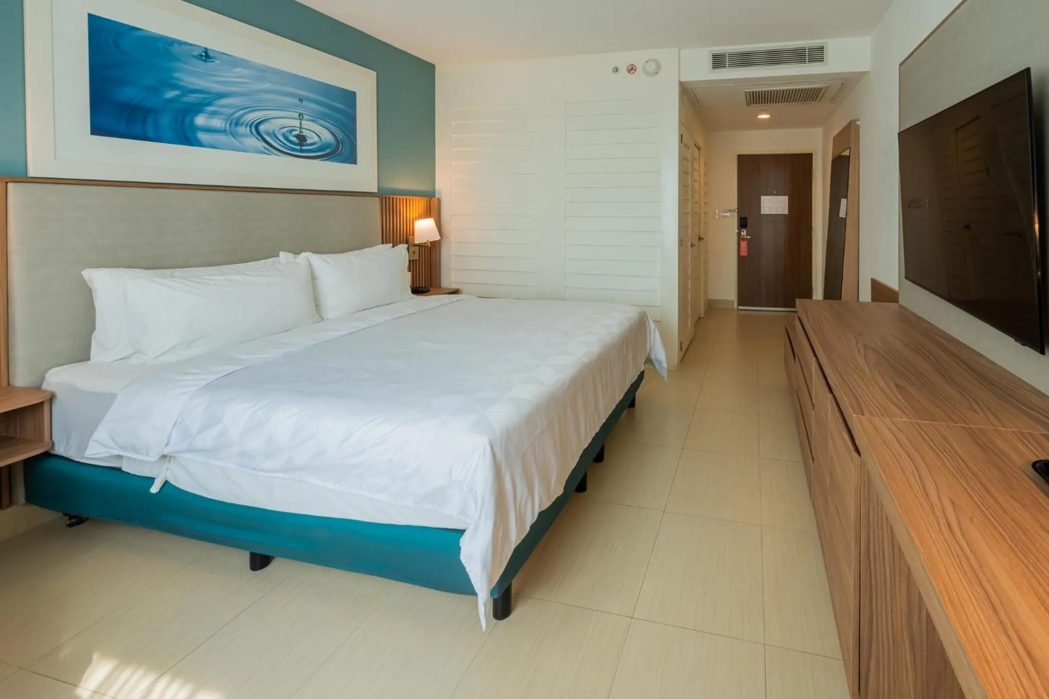 Photo of the whole room, Bed in Holiday Inn Acapulco La Isla by IHG
