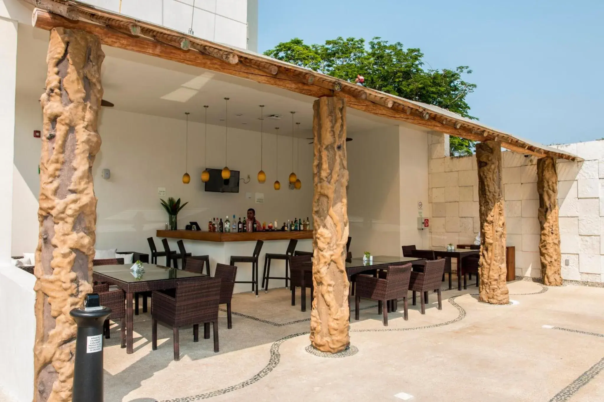 Lounge or bar in Holiday Inn Acapulco La Isla by IHG Lounge or bar in Holiday Inn Acapulco La Isla by IHG