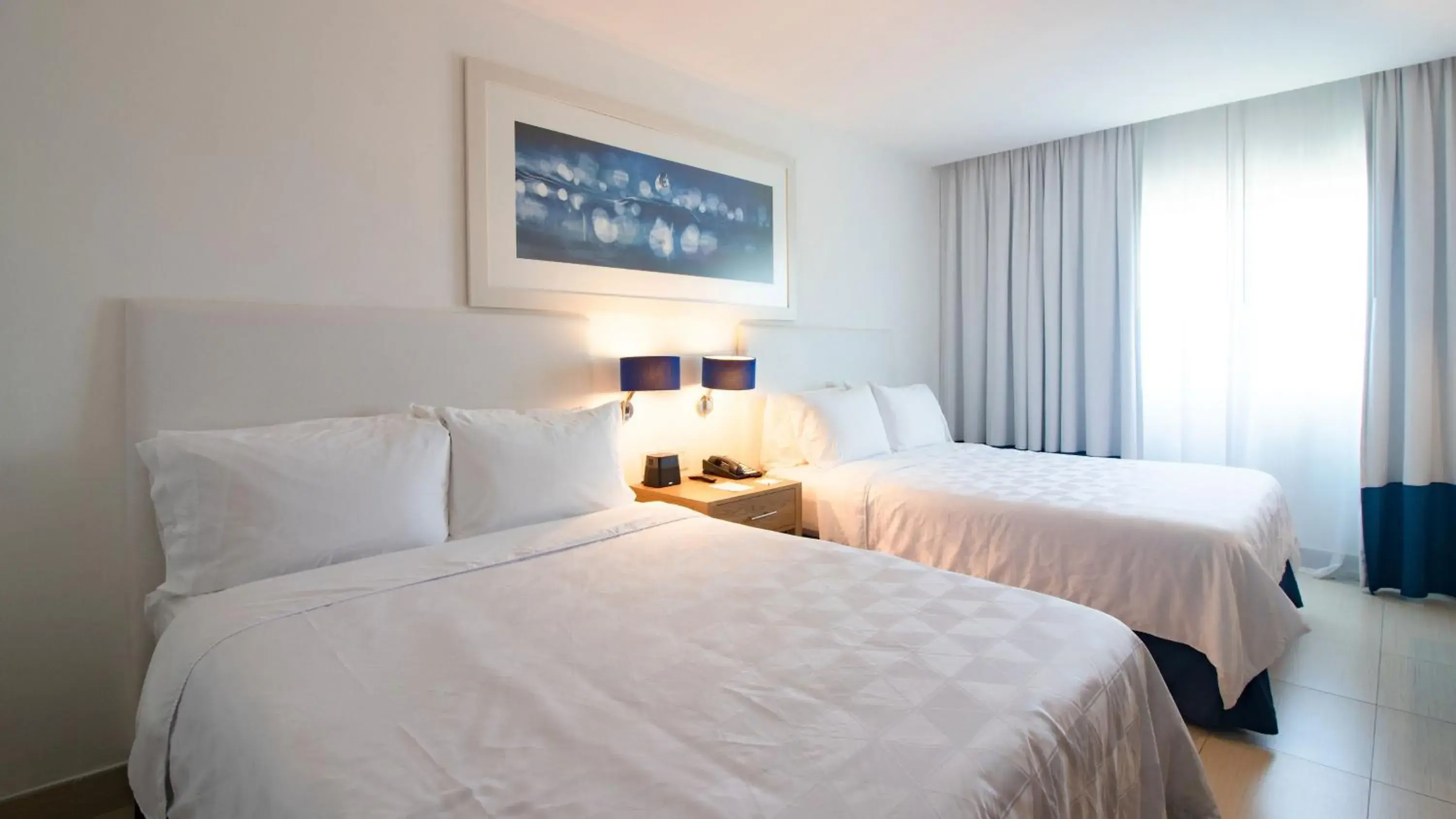 Photo of the whole room, Bed in Holiday Inn Acapulco La Isla by IHG Photo of the whole room, Bed in Holiday Inn Acapulco La Isla by IHG