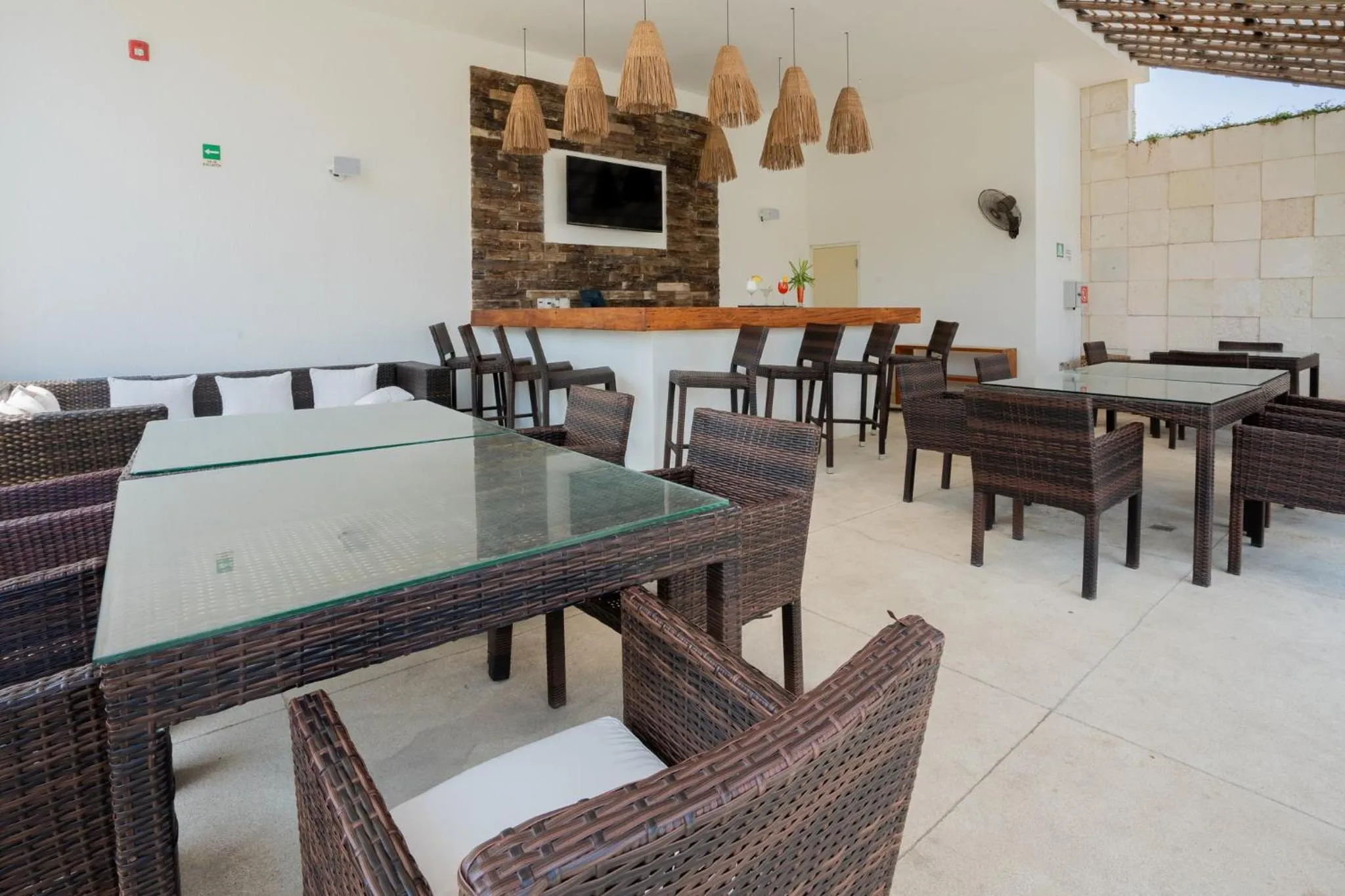 Lounge or bar in Holiday Inn Acapulco La Isla by IHG