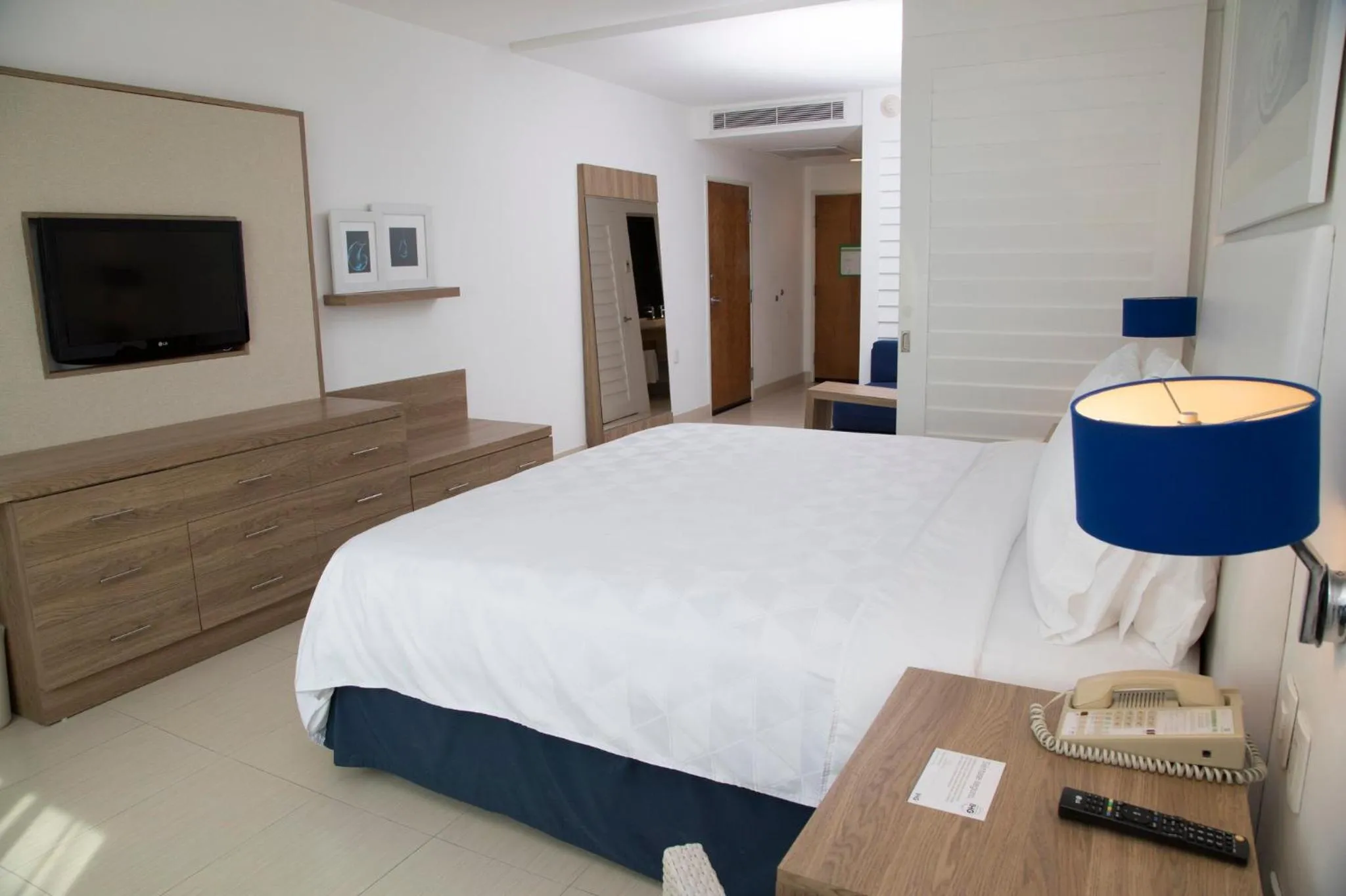 Photo of the whole room, Bed in Holiday Inn Acapulco La Isla by IHG