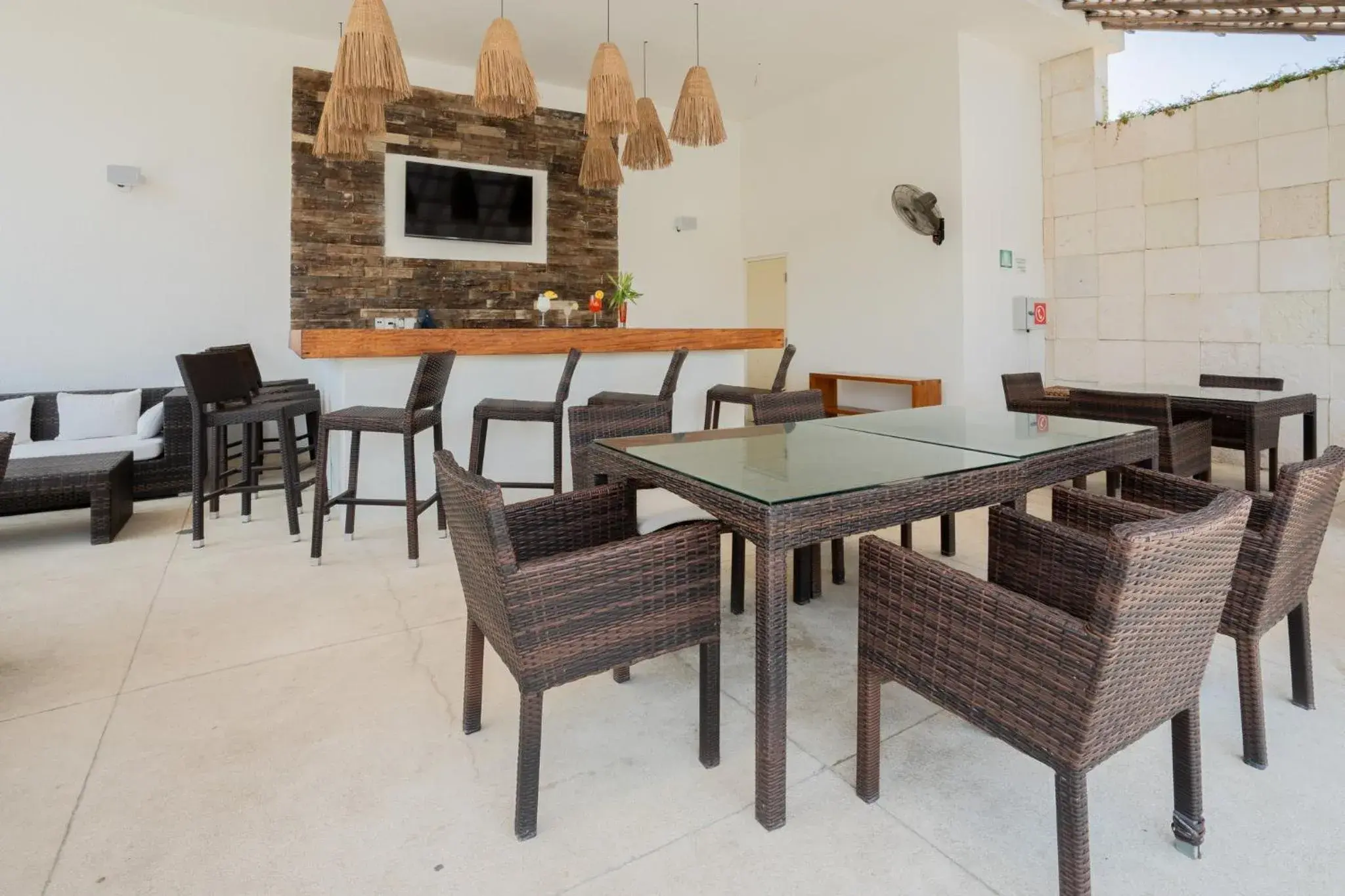 Lounge or bar in Holiday Inn Acapulco La Isla by IHG Lounge or bar in Holiday Inn Acapulco La Isla by IHG