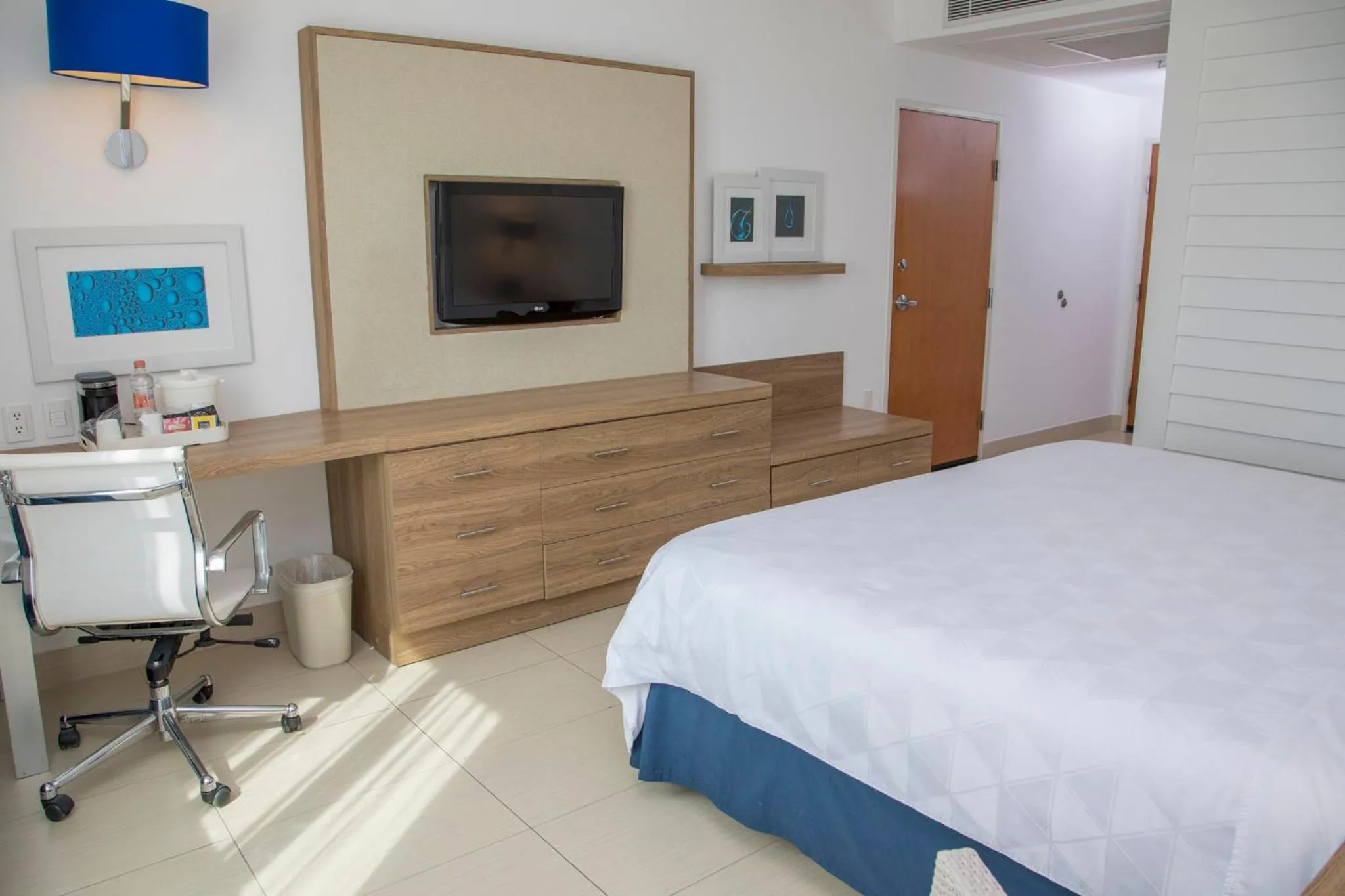 Photo of the whole room, Bed in Holiday Inn Acapulco La Isla by IHG