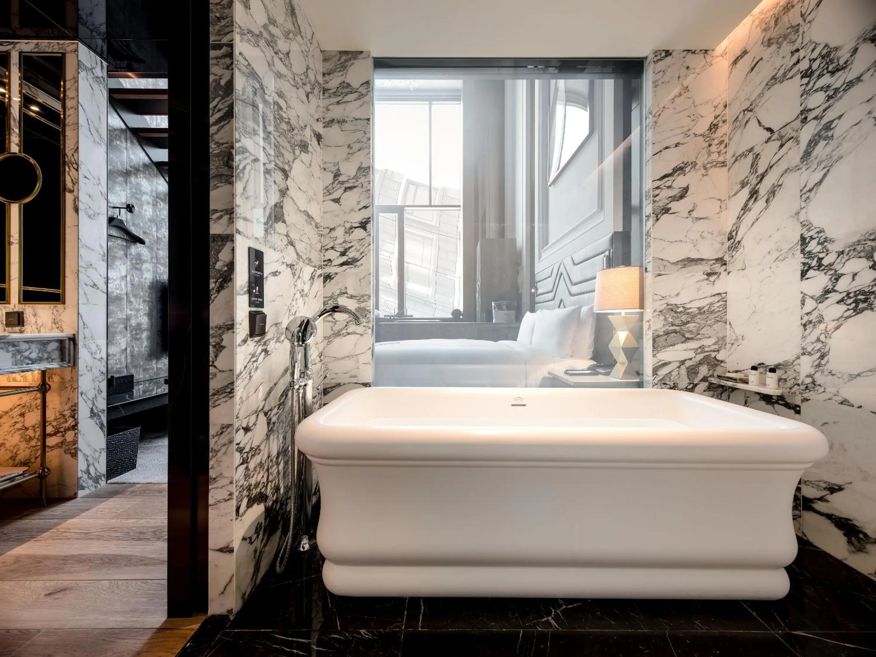 Bath in Art Paradiso, Paradise City