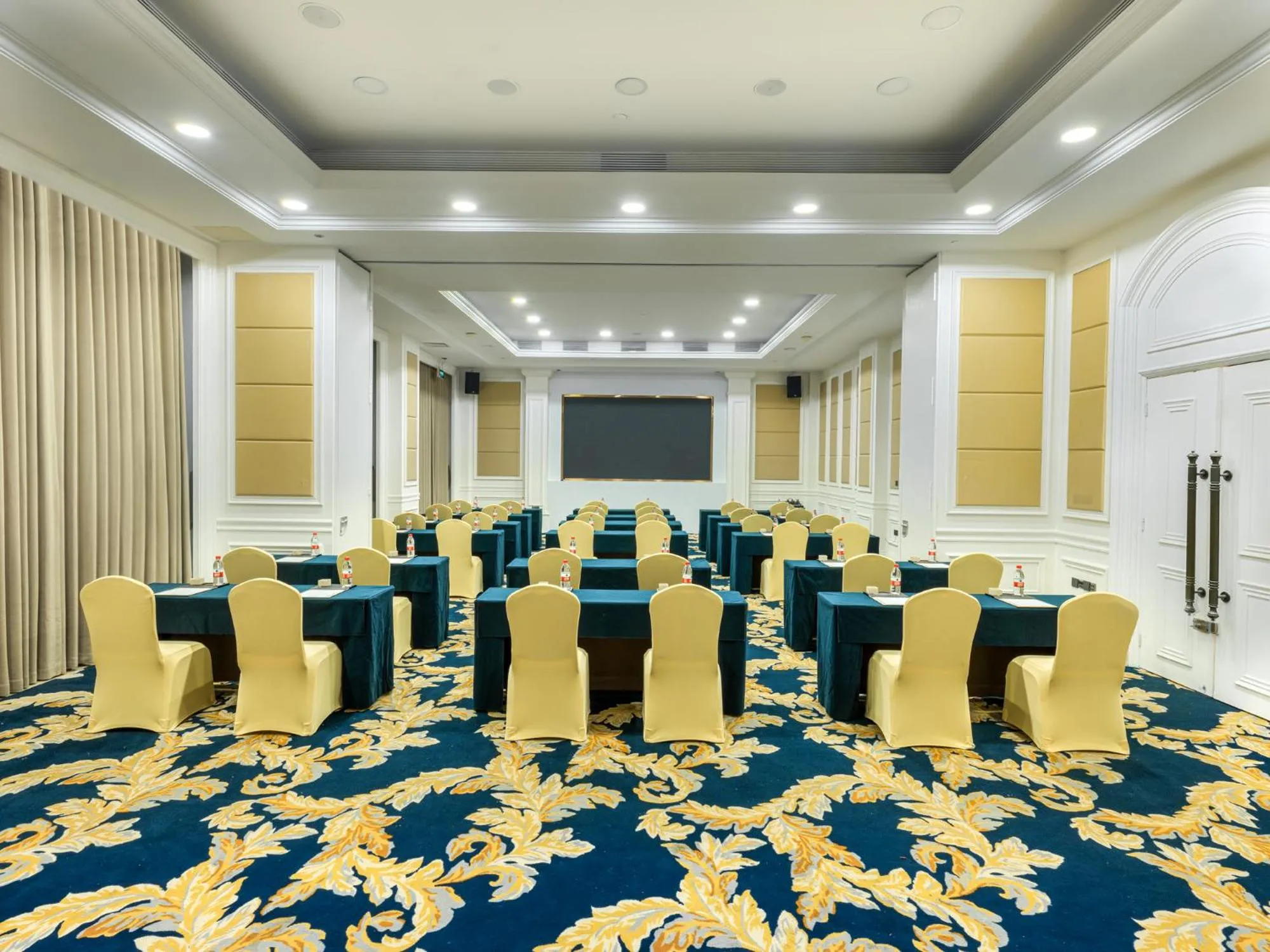 Meeting/conference room in Four Points by Sheraton Yangjiang City Center