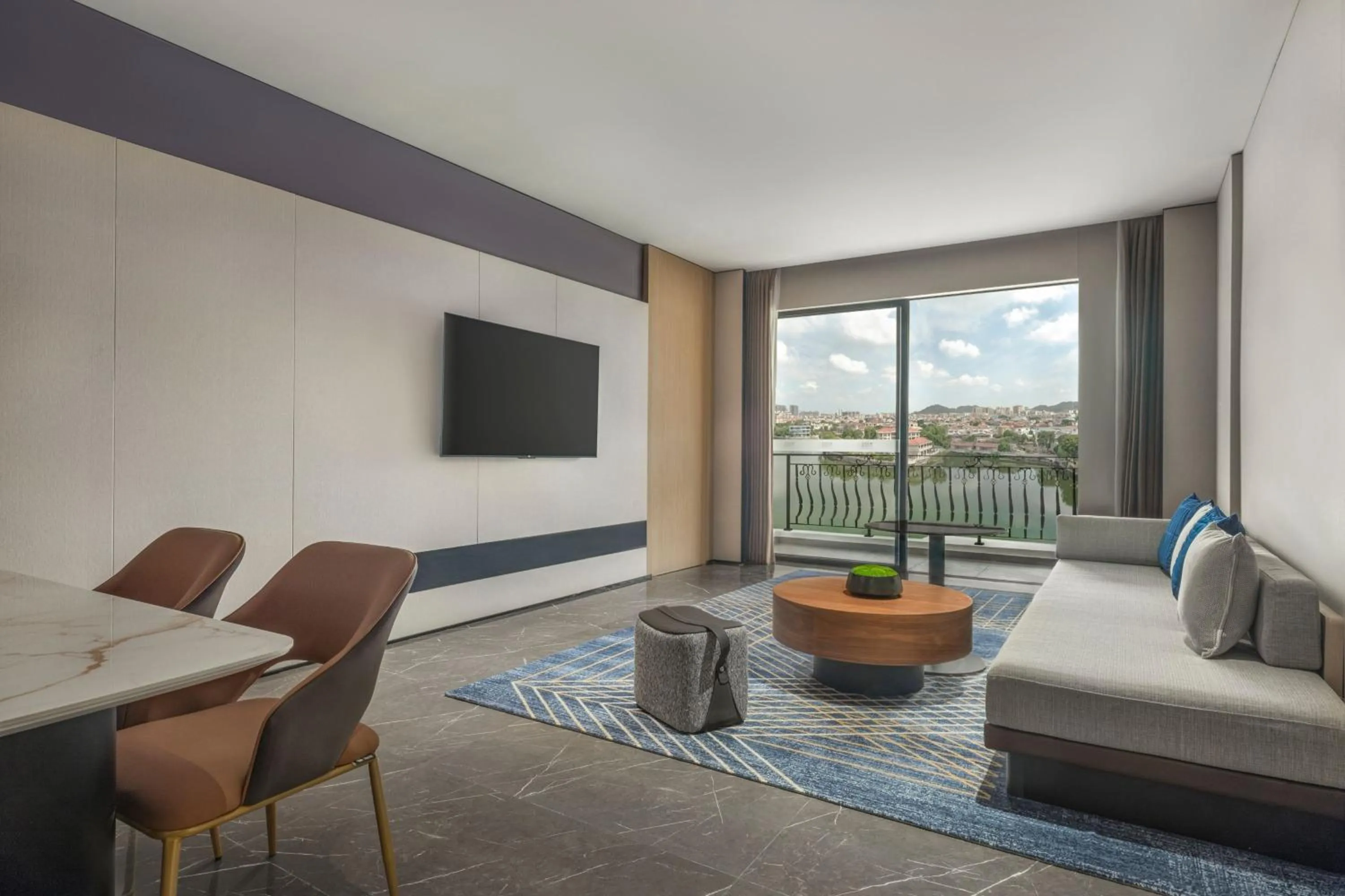 Photo of the whole room in Four Points by Sheraton Yangjiang City Center