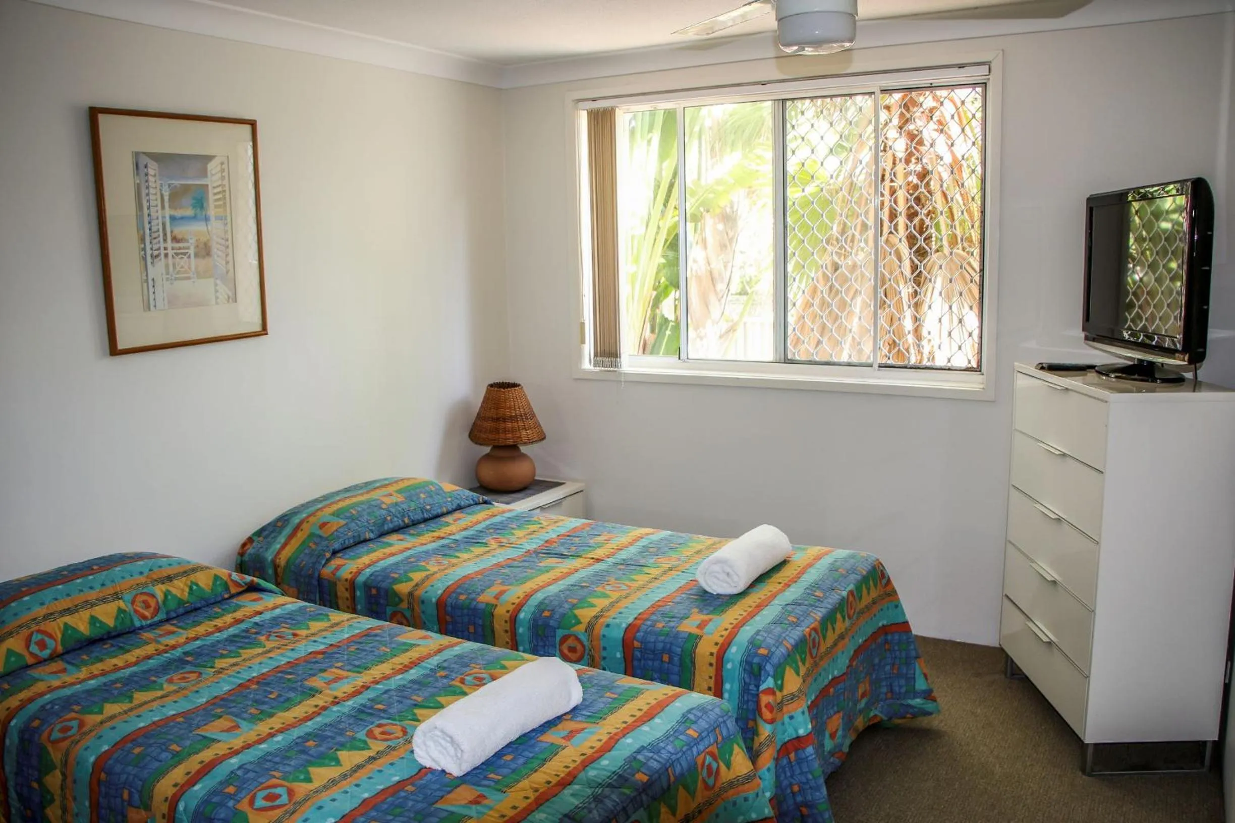 TV and multimedia, Bed in Surfers Beach Holiday Apartments