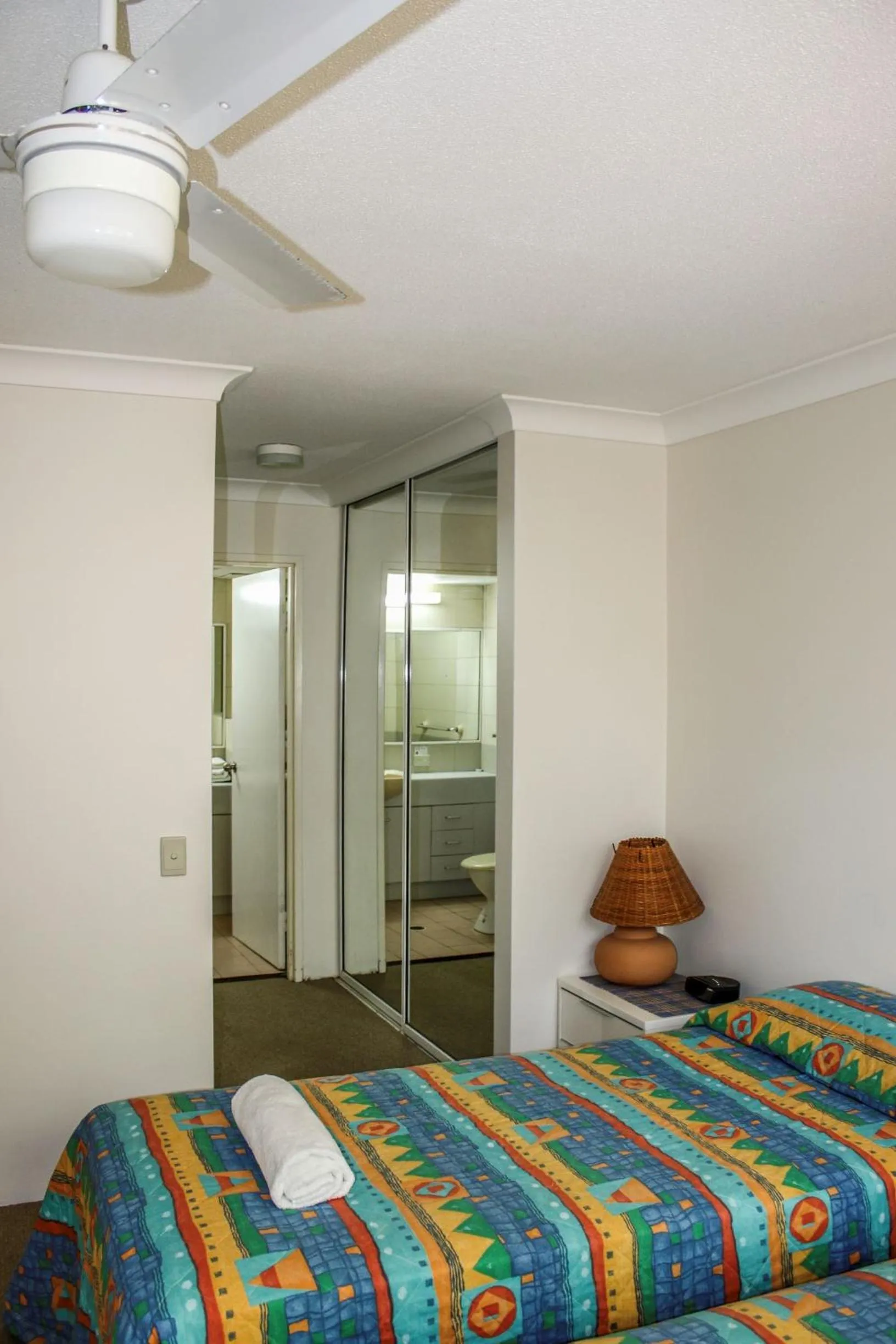 Bathroom, Bed in Surfers Beach Holiday Apartments