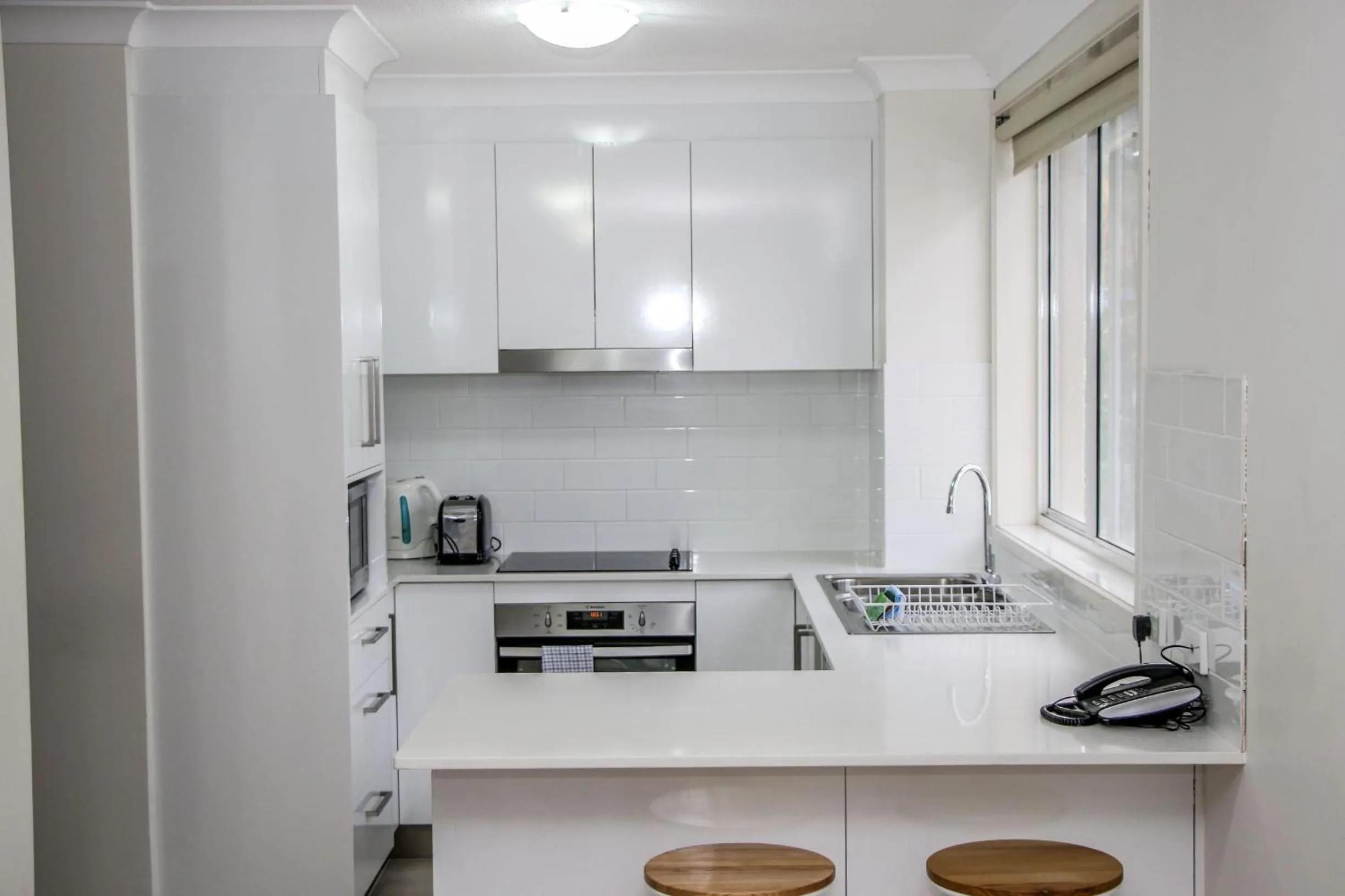 Kitchen or kitchenette in Surfers Beach Holiday Apartments