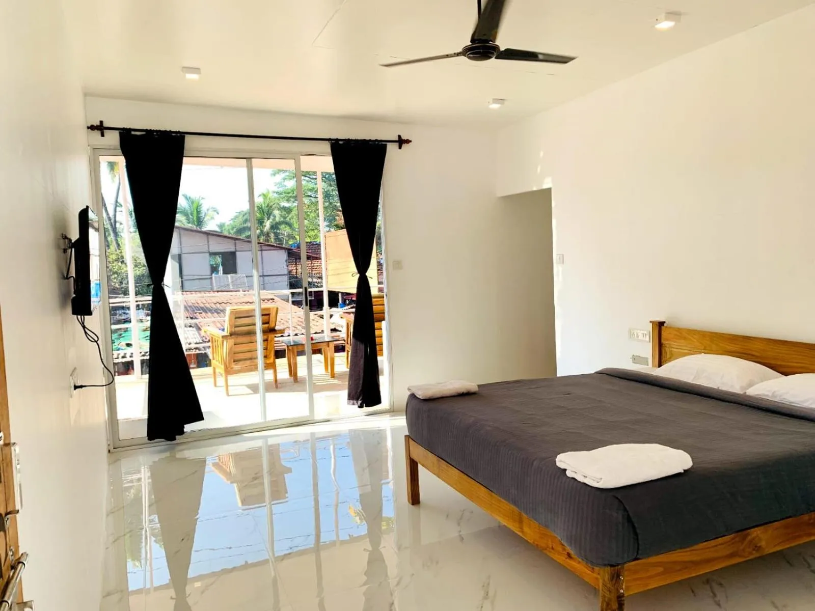 Bed in Crystall Goa, Onyx Edition