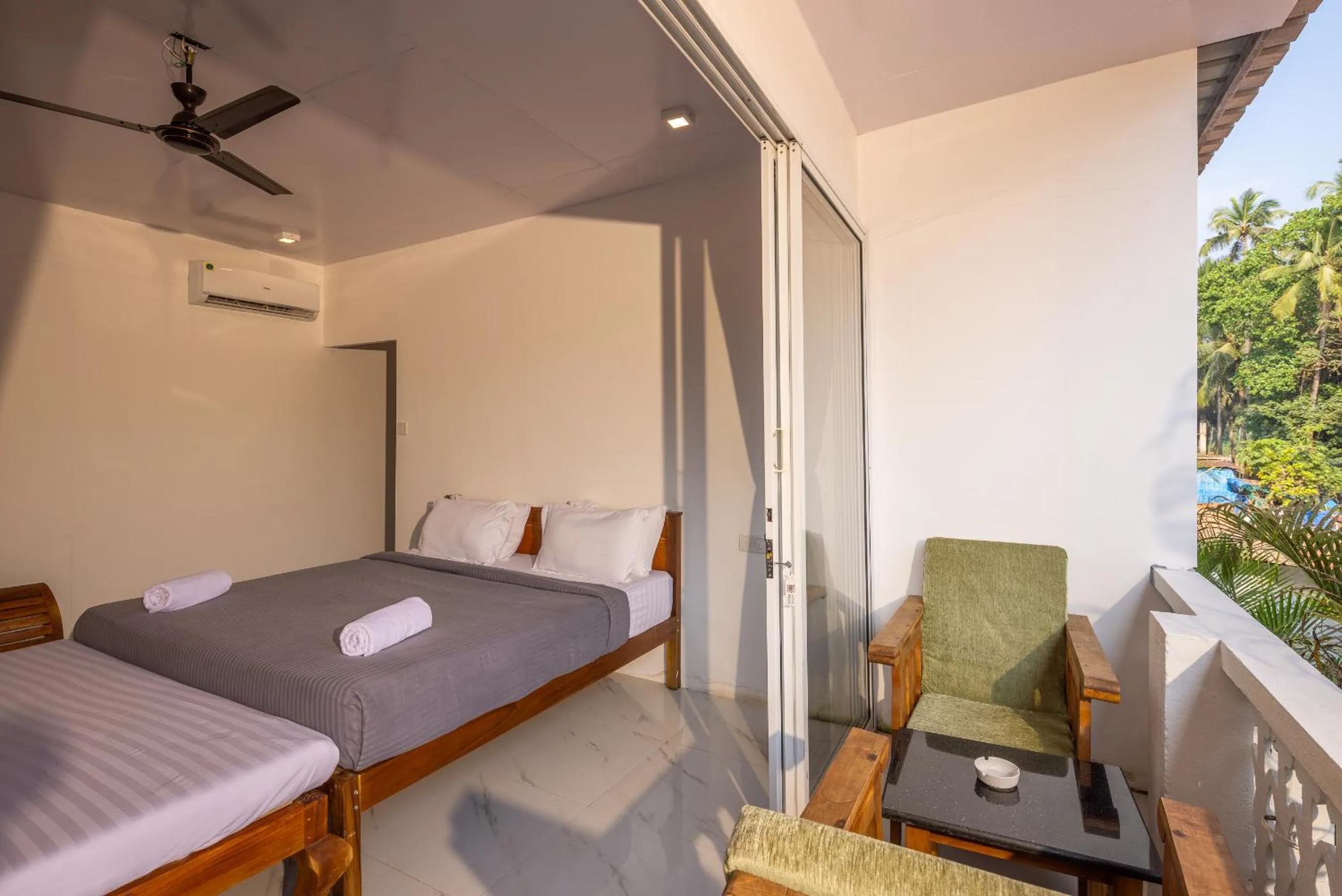 Bed in Crystall Goa, Onyx Edition