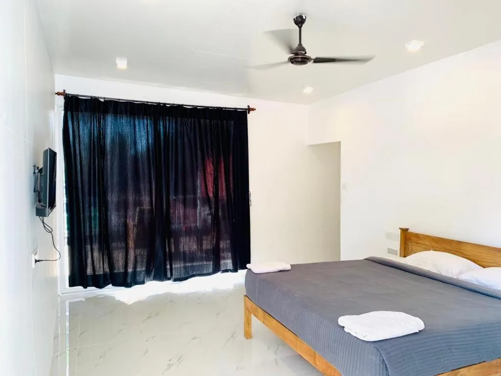 Bed in Crystall Goa, Onyx Edition