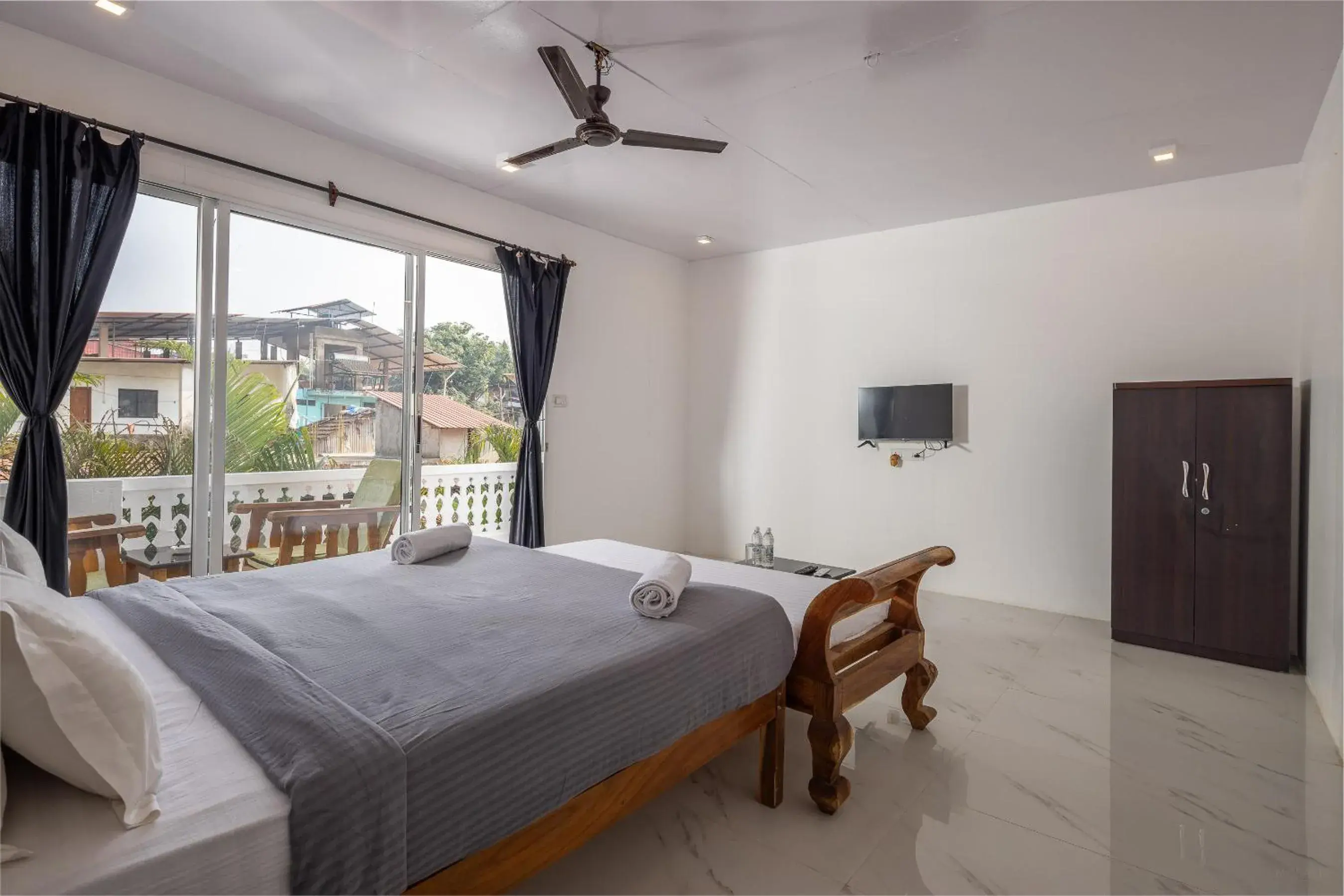 Bed in Crystall Goa, Onyx Edition Bed in Crystall Goa, Onyx Edition