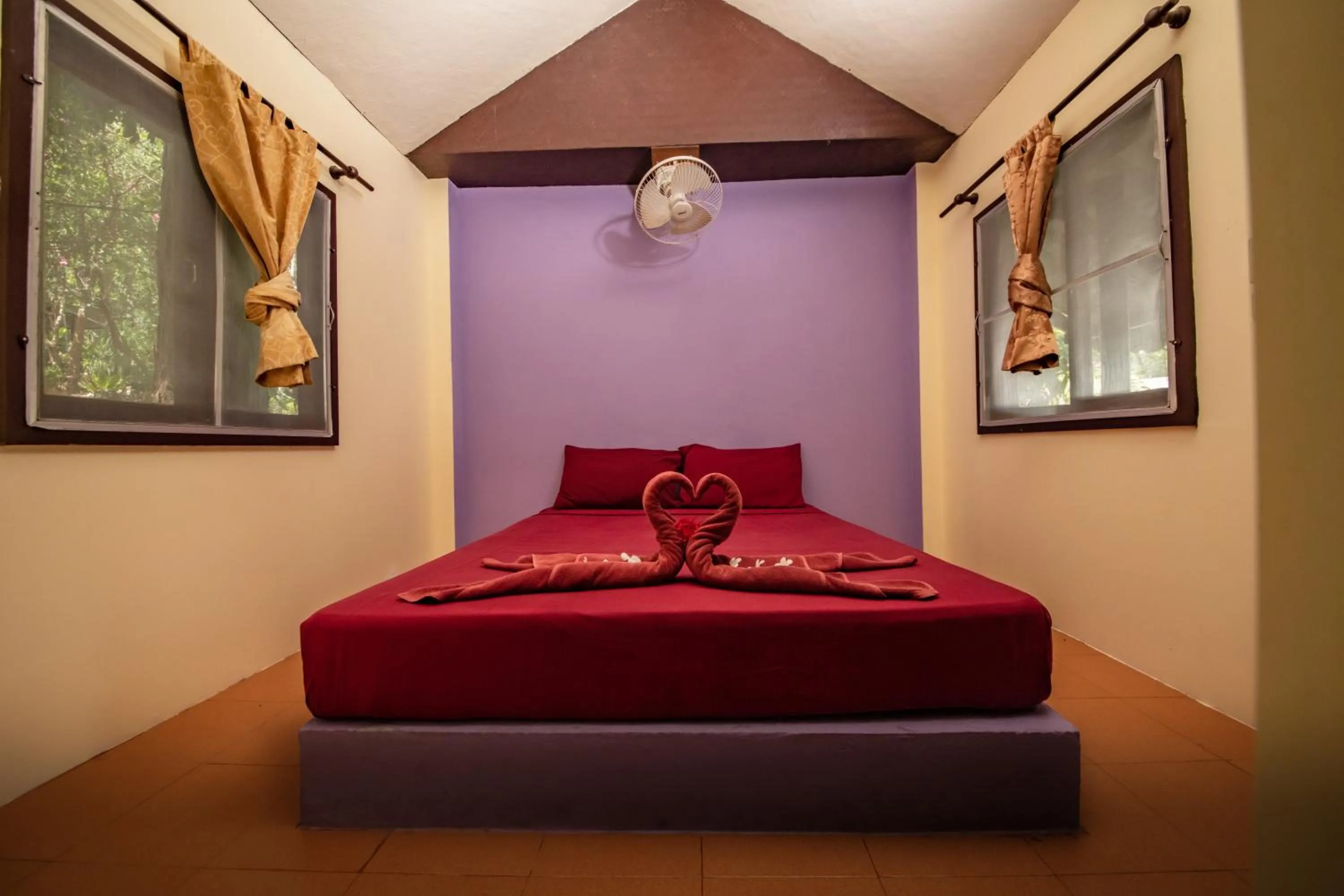 Bedroom, Bed in Shiralea Backpackers Resort