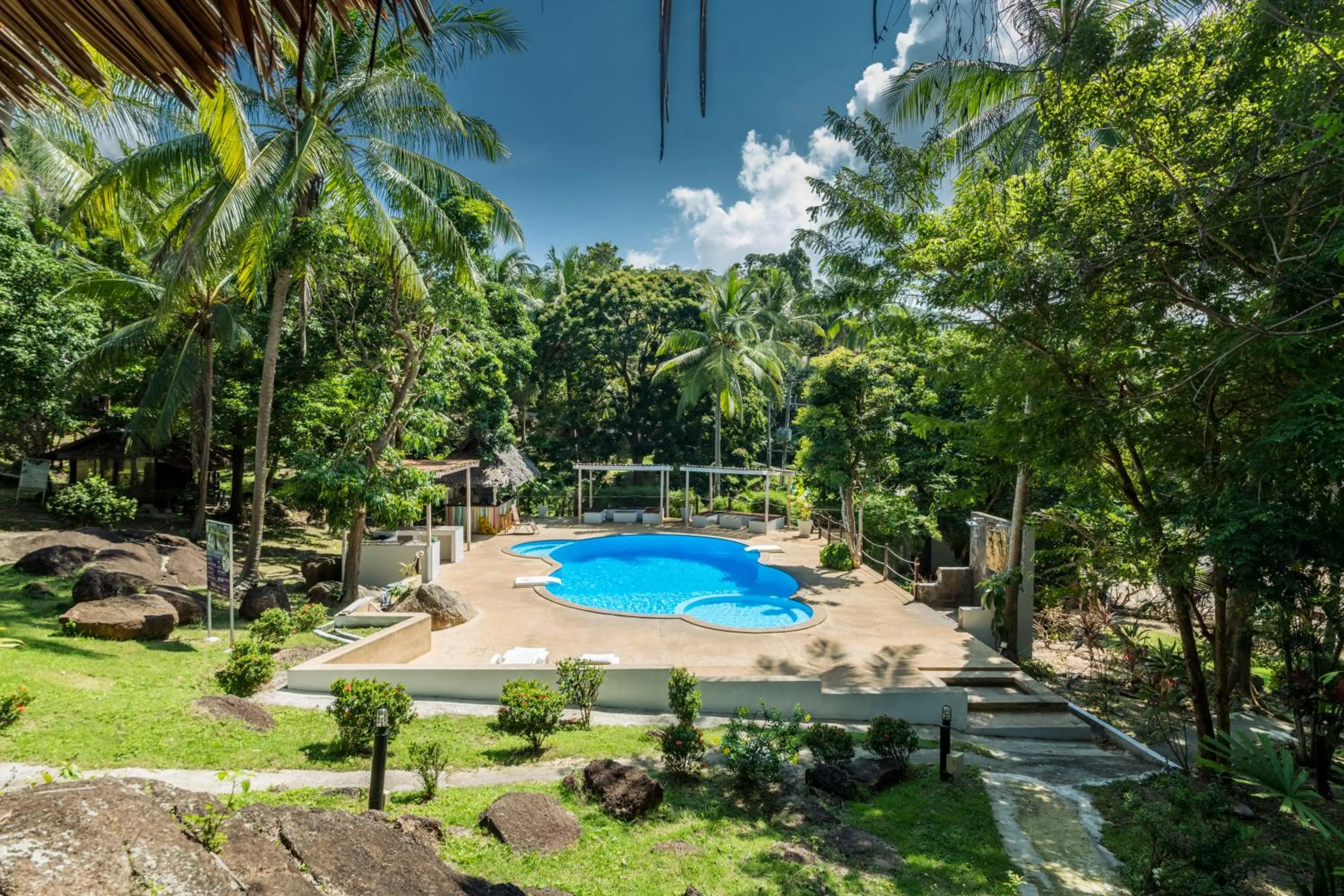 Garden view in Shiralea Backpackers Resort