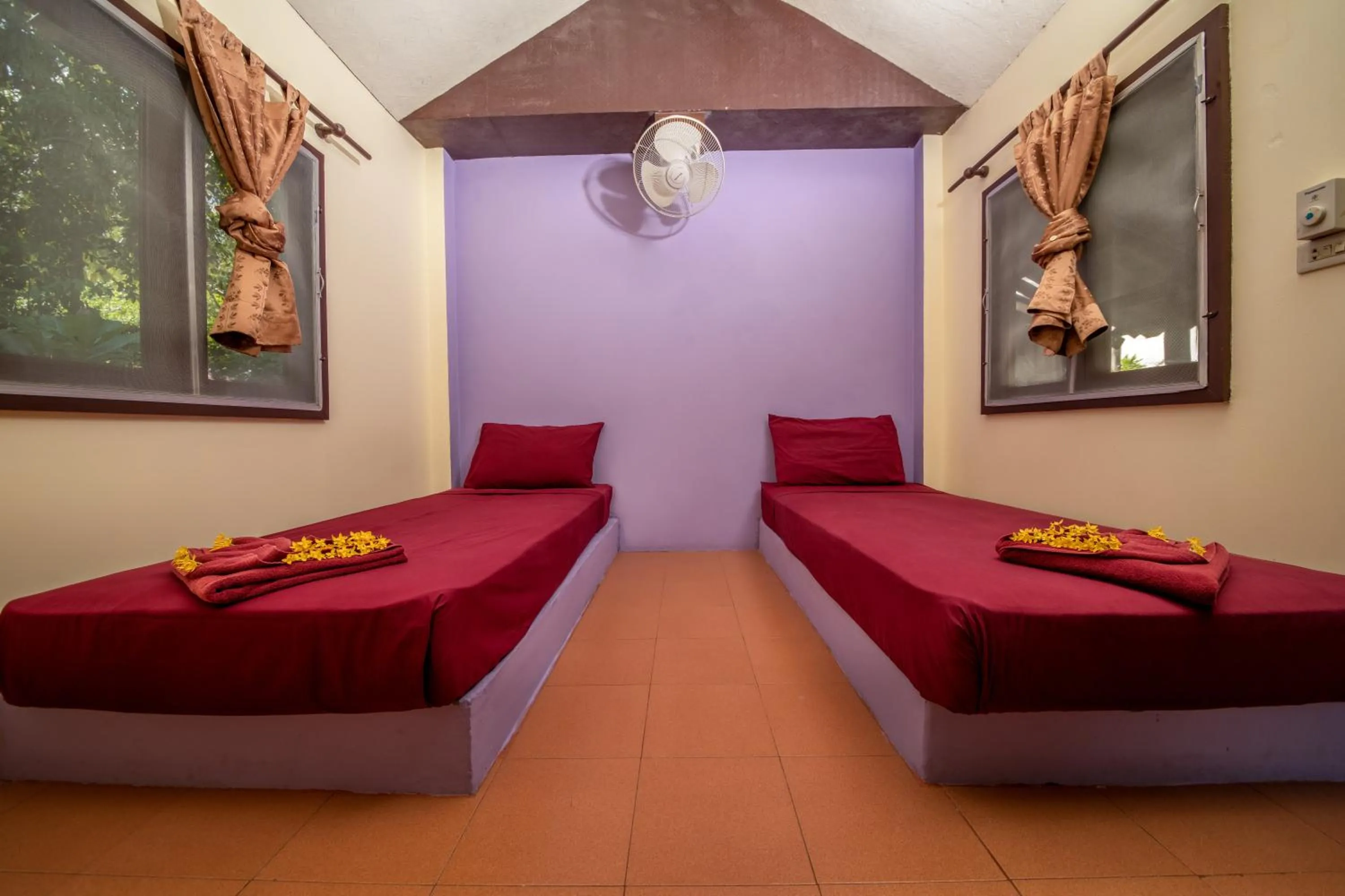 Bedroom, Bed in Shiralea Backpackers Resort