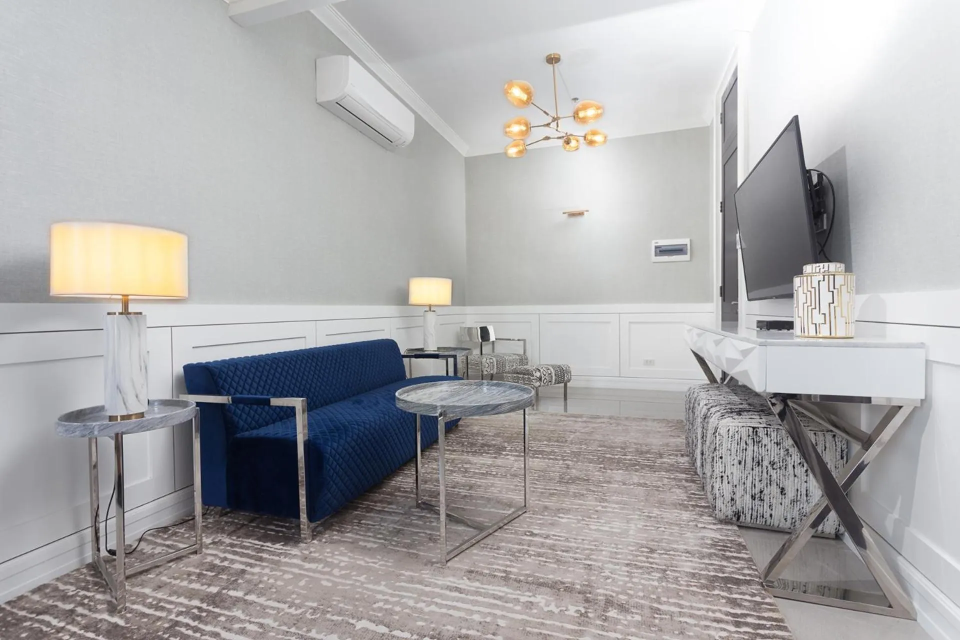 Living room in Stonehill Suites