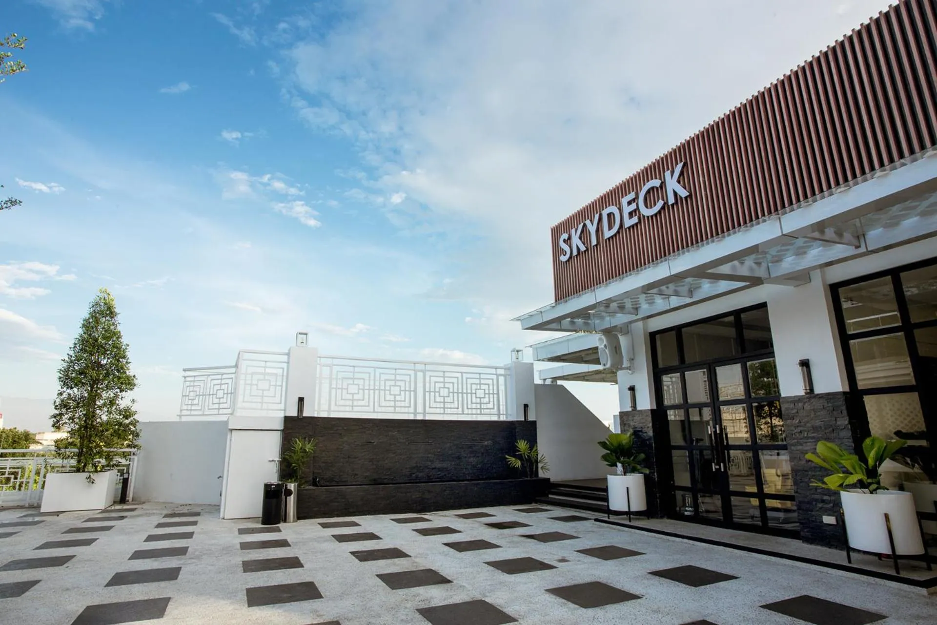 Restaurant/places to eat in Stonehill Suites