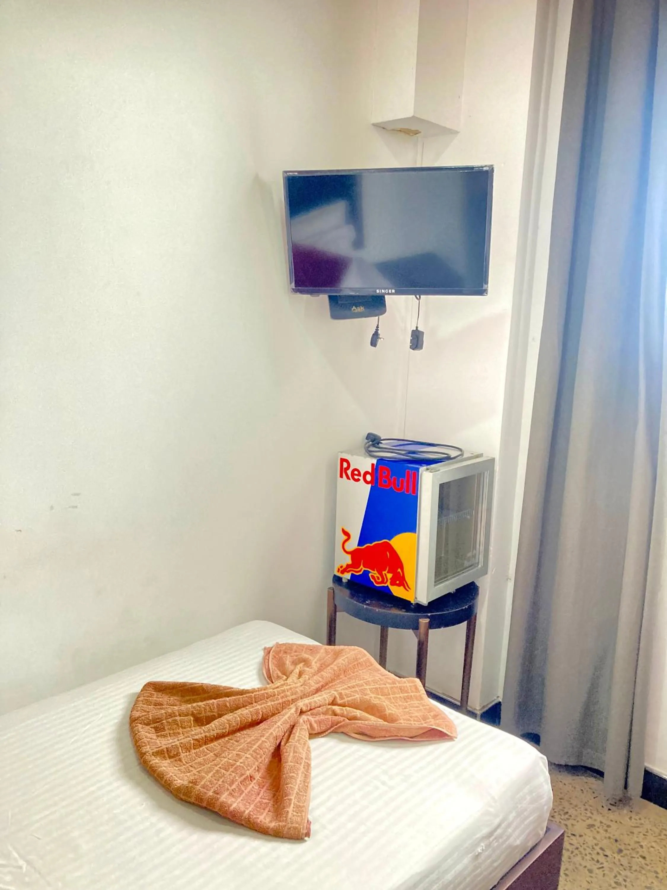 Communal lounge/ TV room, Bed in Hotel 198 Negombo