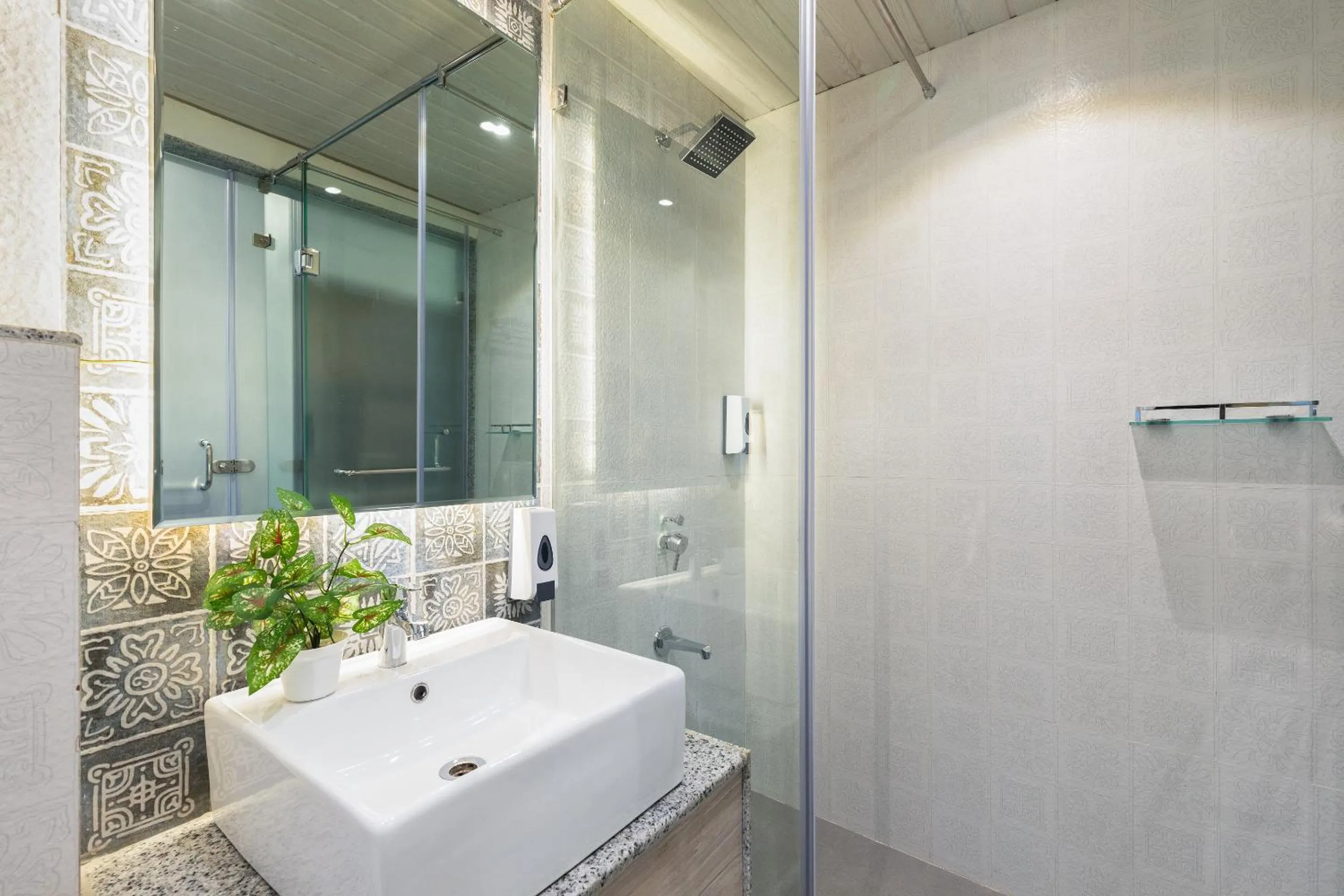 Shower in Regenta Inn Palacio De Goa, Panjim