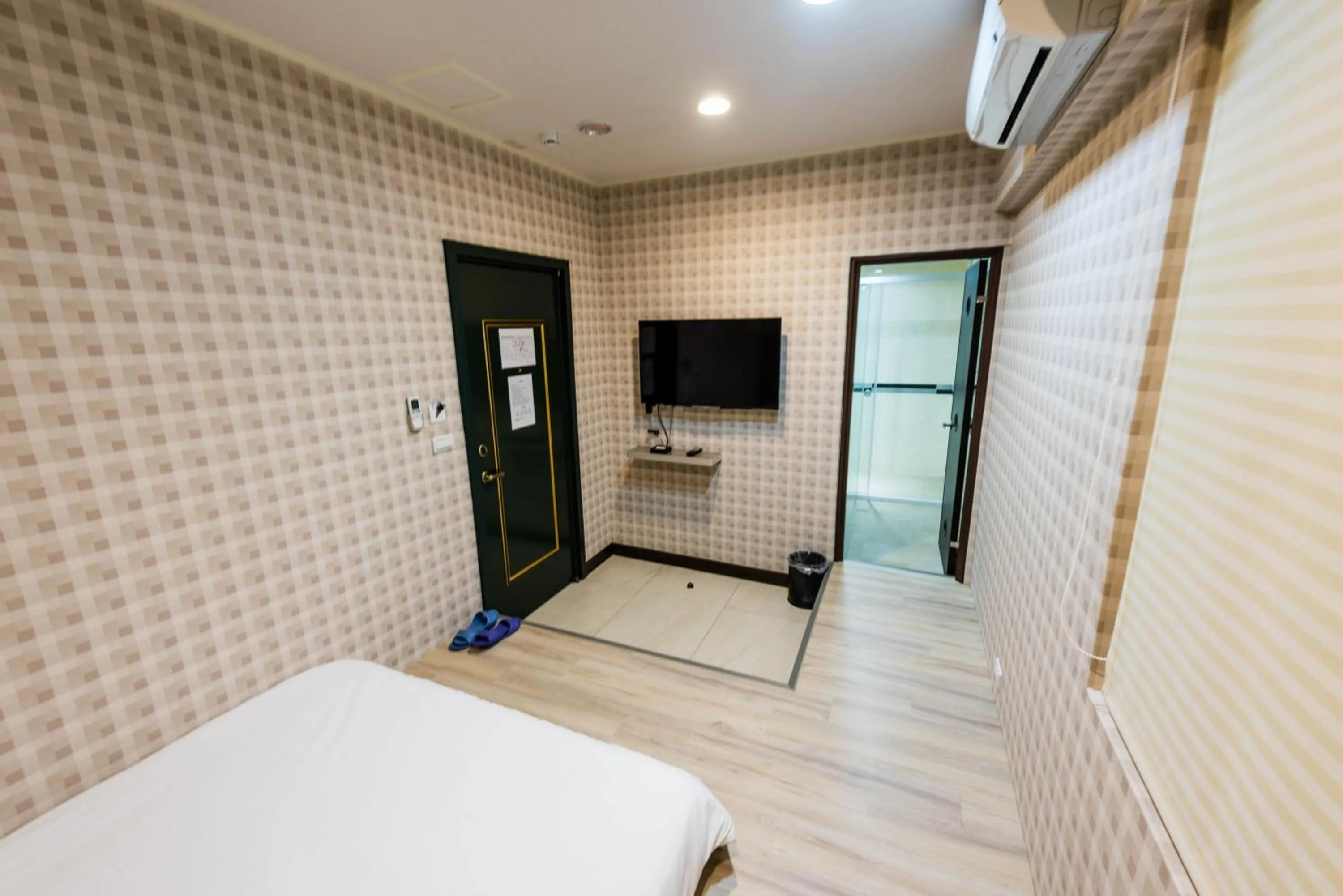 Photo of the whole room, Bed in ManMan House Ruifang