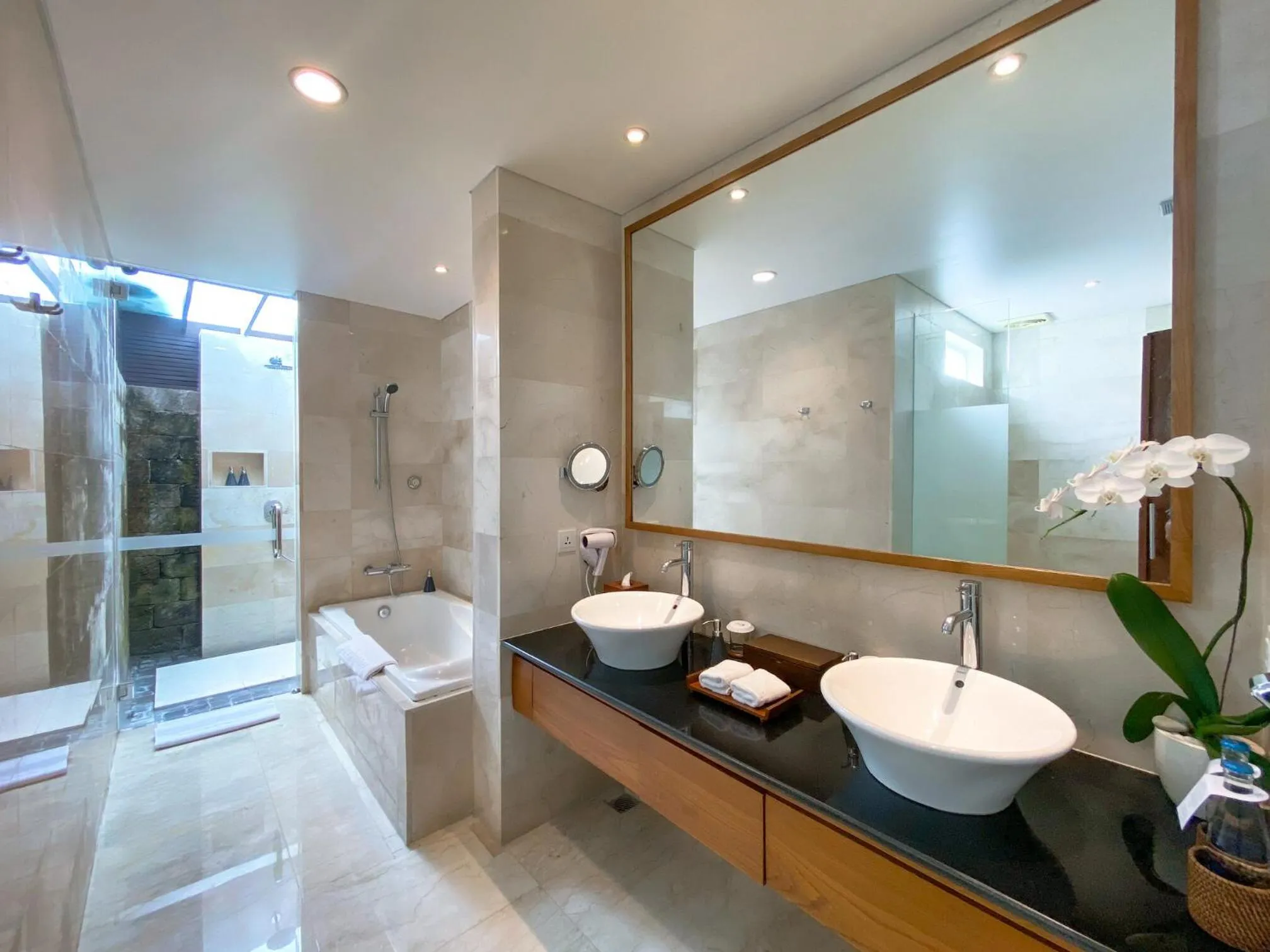 Shower in Legian Beach Hotel