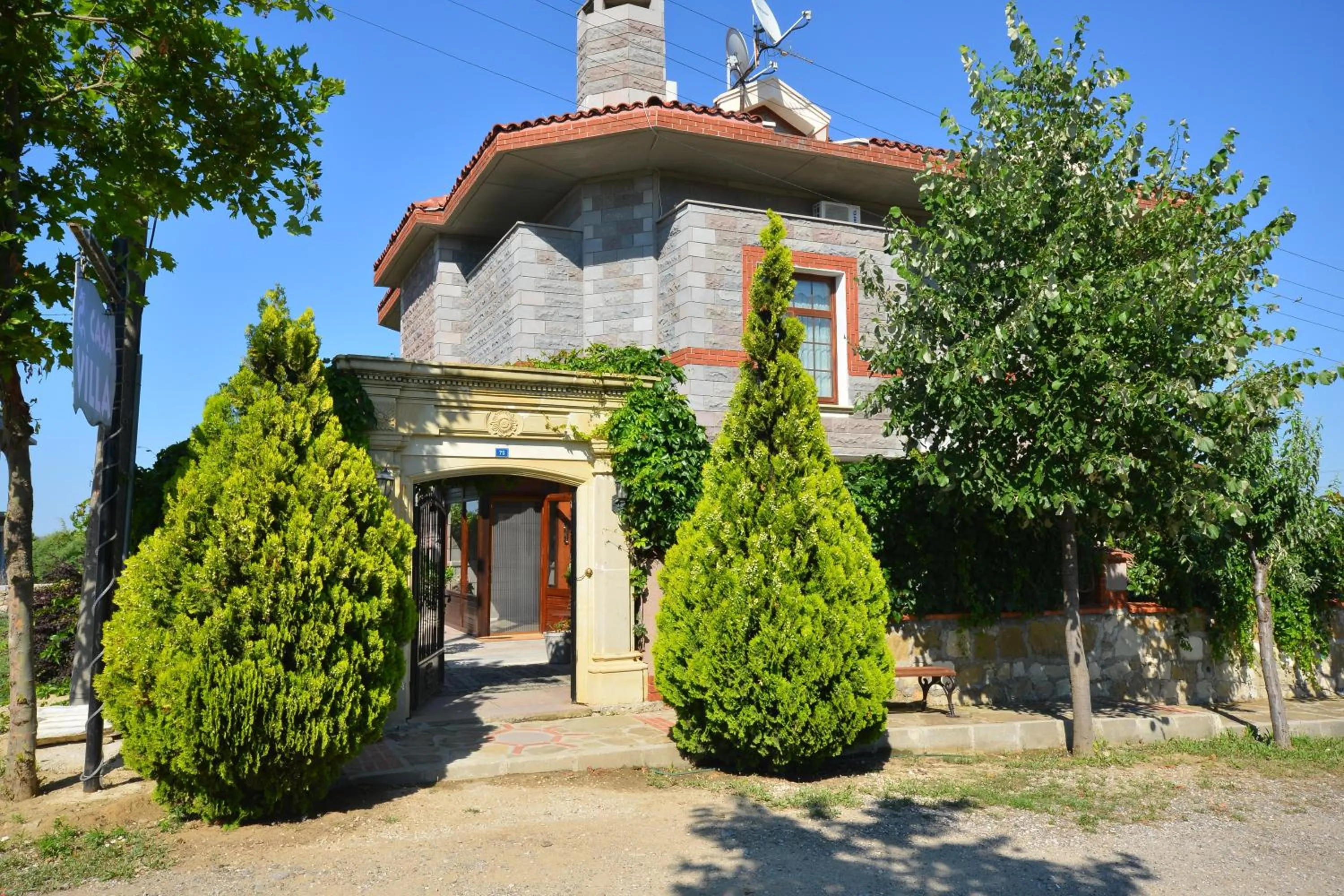 Facade/entrance in Casa Villa By Kirte