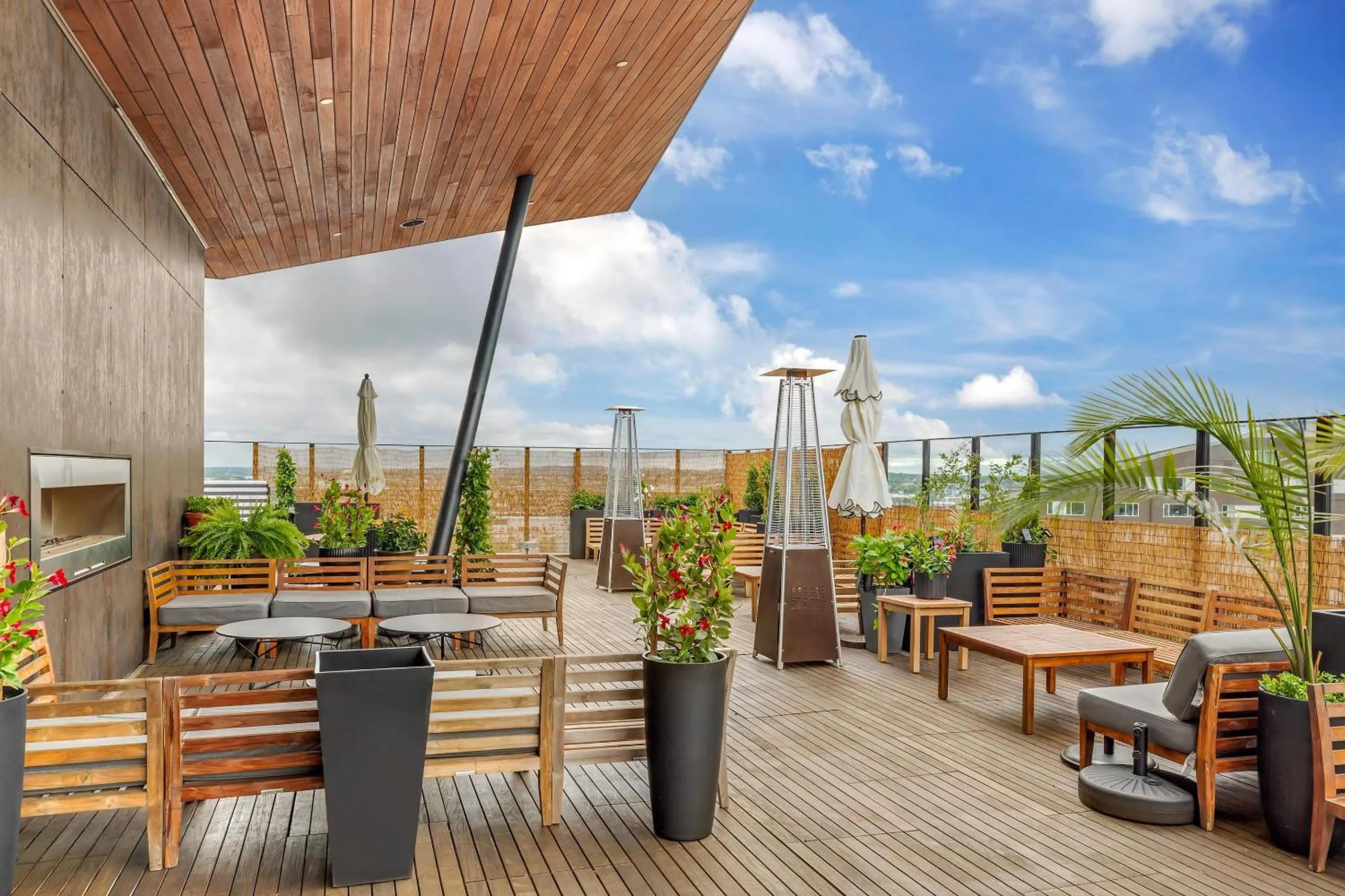 Lounge or bar in Cambria Hotel Boston Downtown - Seaport