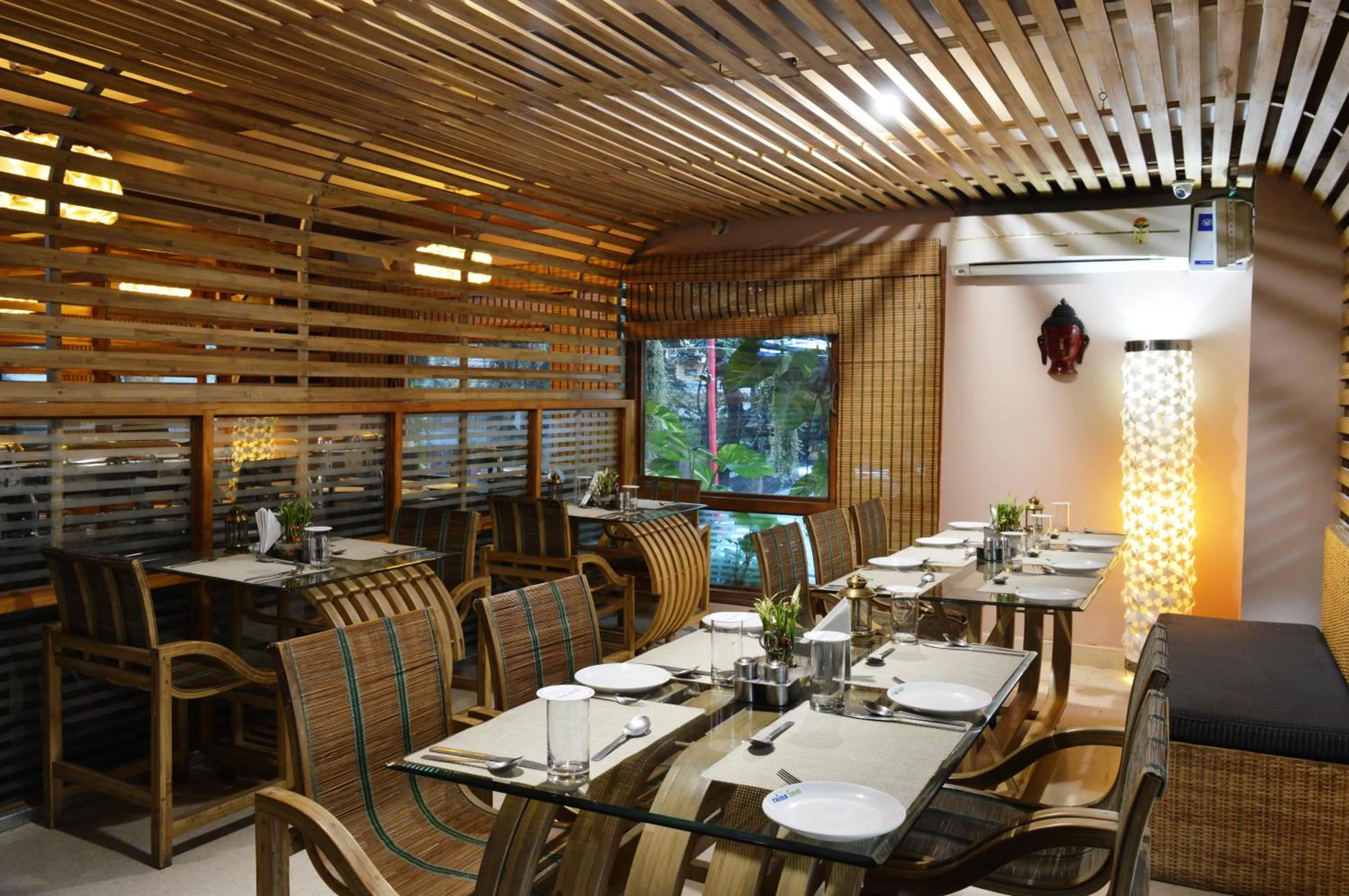 Restaurant/places to eat in Hotel Rains Inn