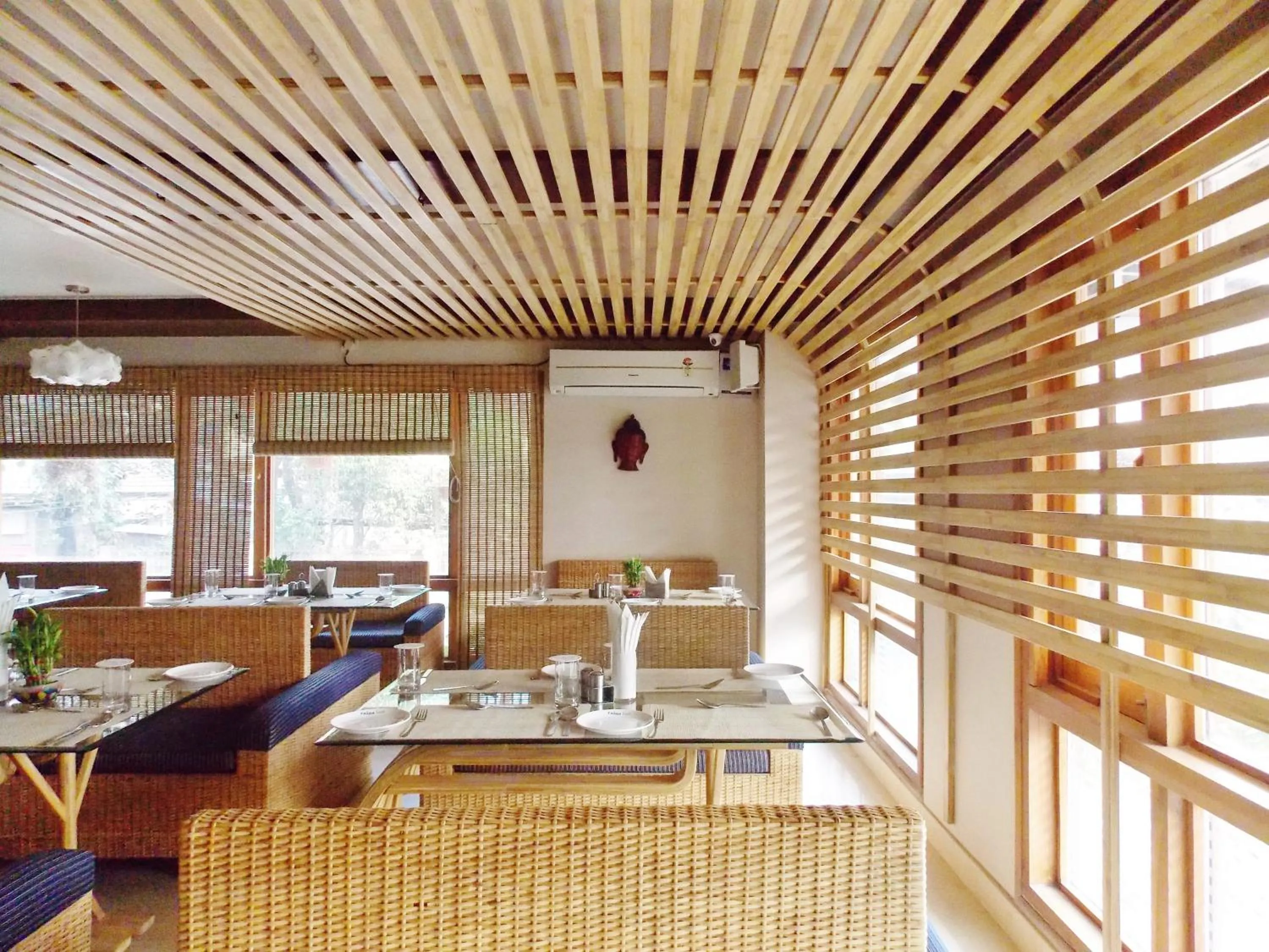 Restaurant/places to eat in Hotel Rains Inn