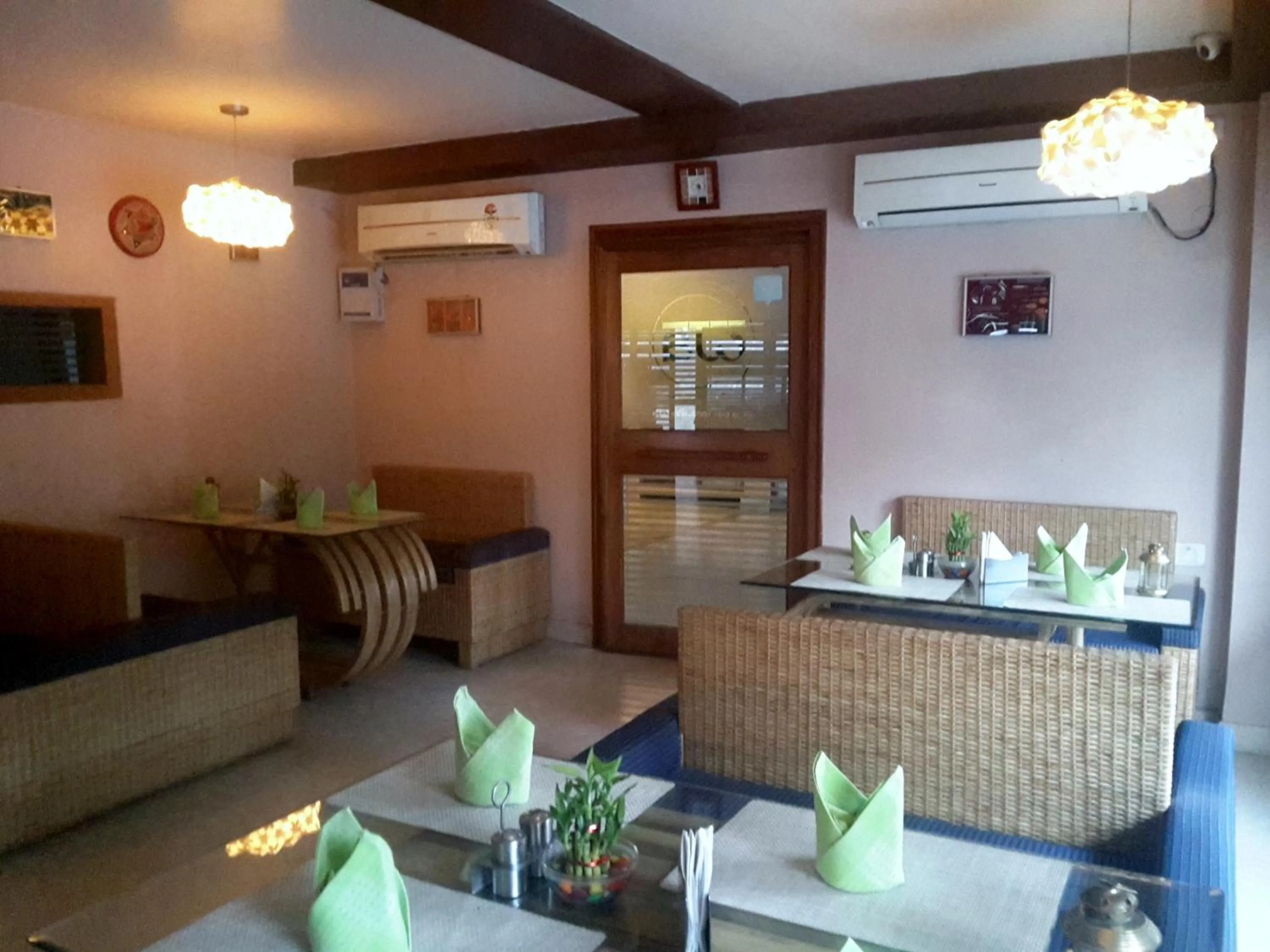 Restaurant/places to eat in Hotel Rains Inn