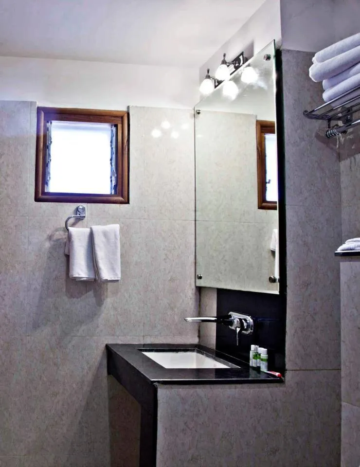 Bathroom in Hotel Rains Inn