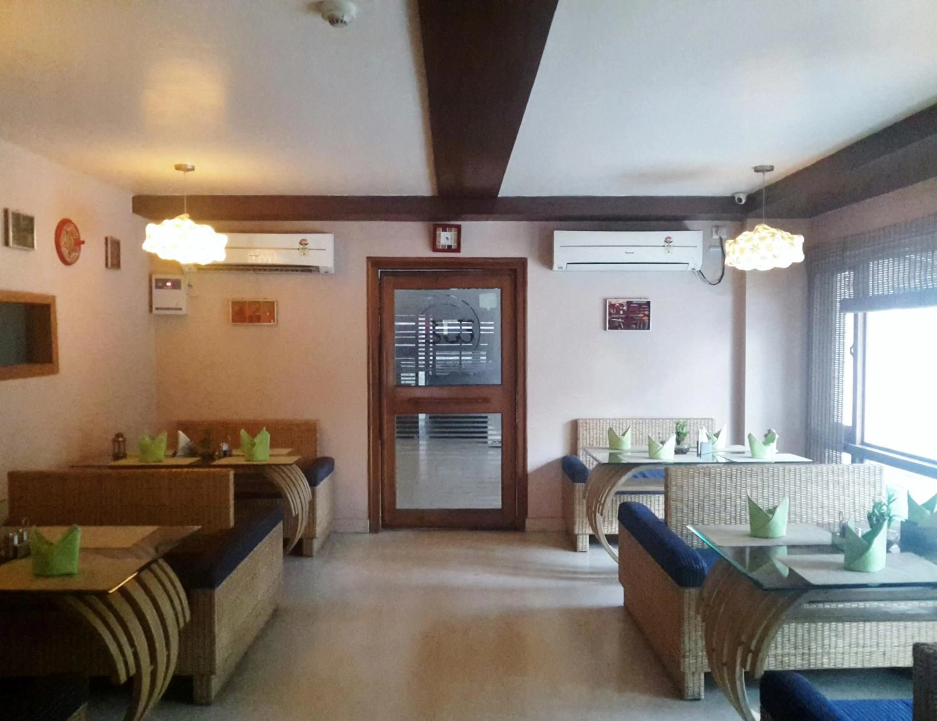 Restaurant/places to eat in Hotel Rains Inn