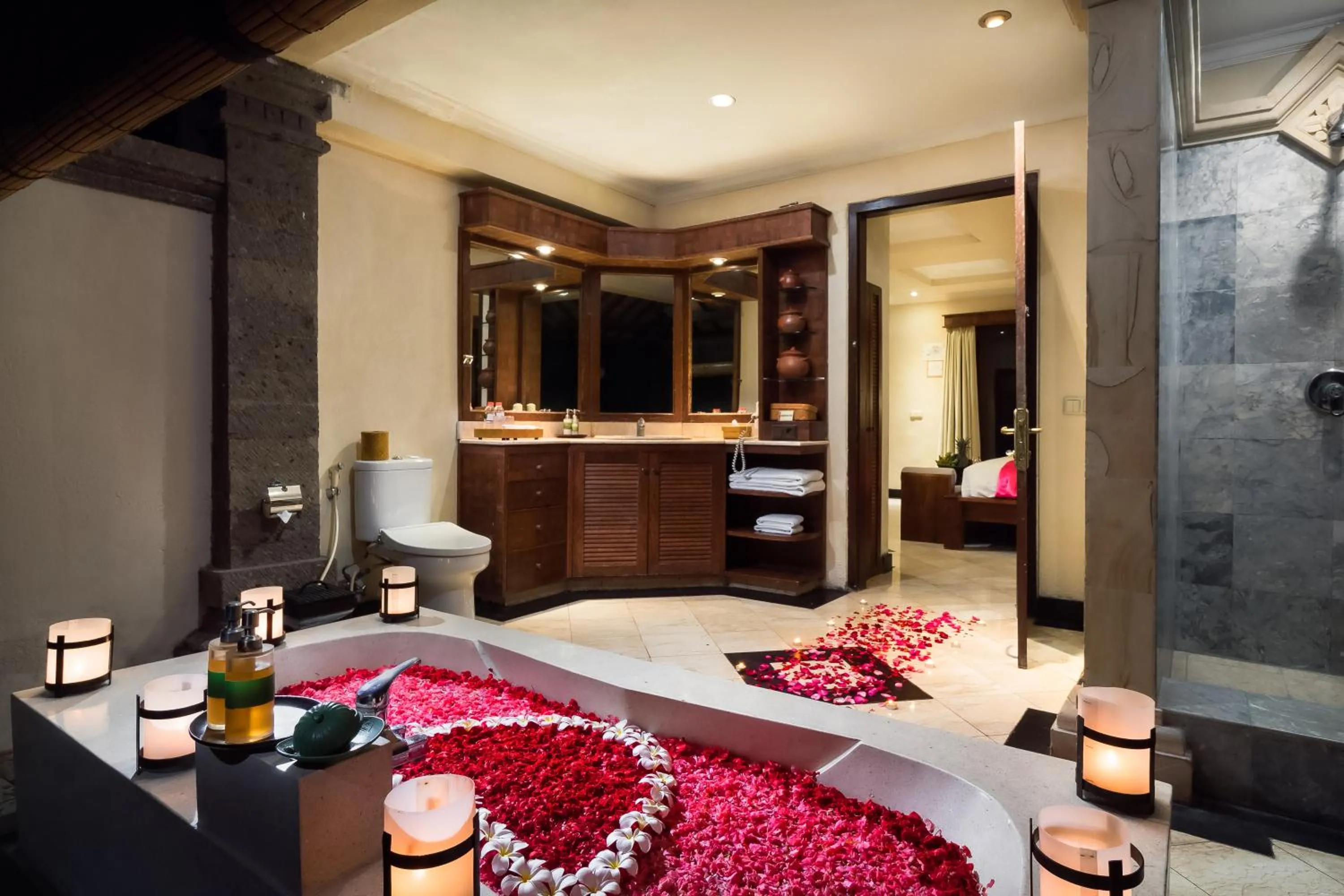 Bathroom, Bed in Hotel Vila Lumbung