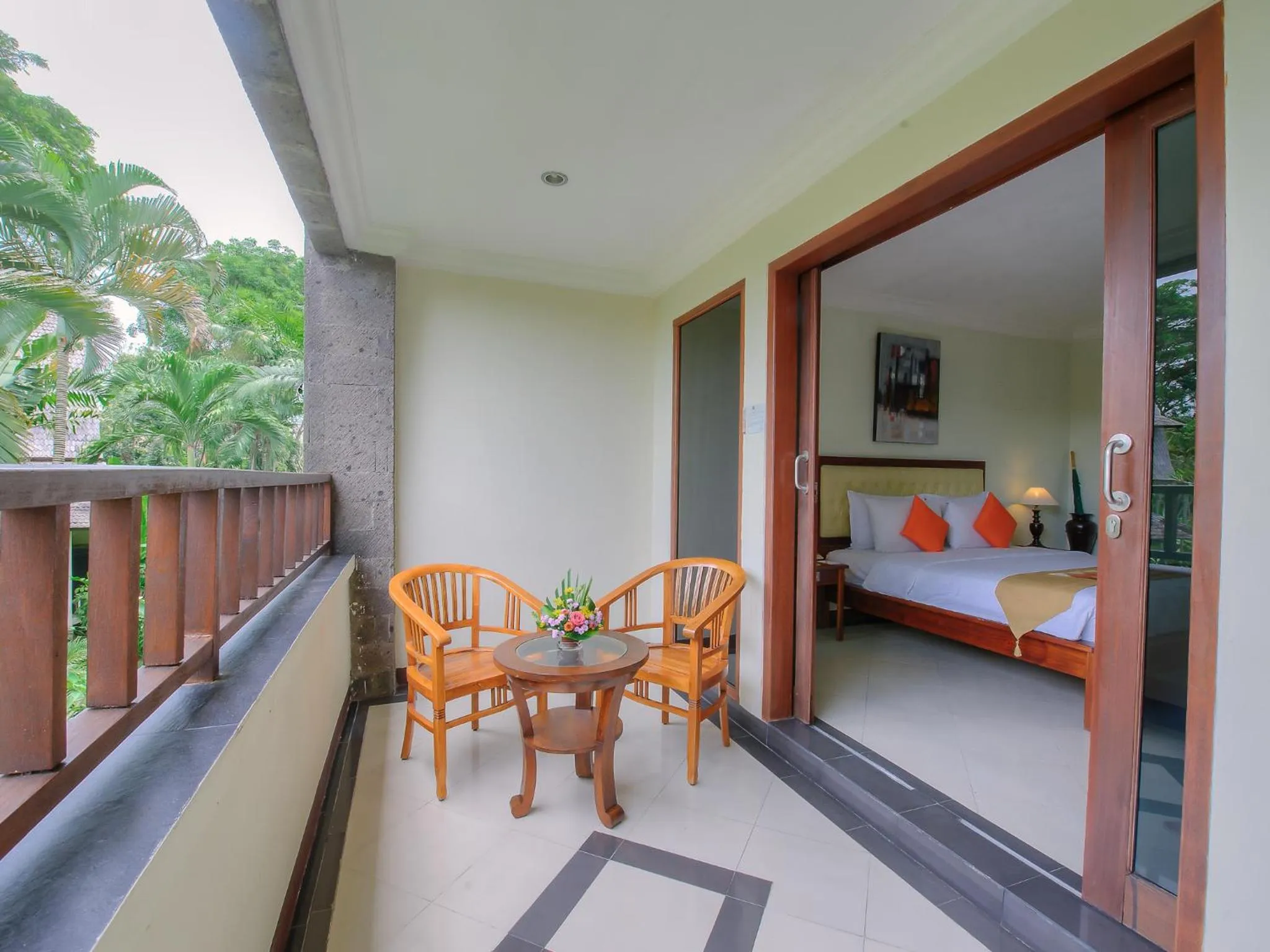 Balcony/Terrace, Bed in Hotel Vila Lumbung