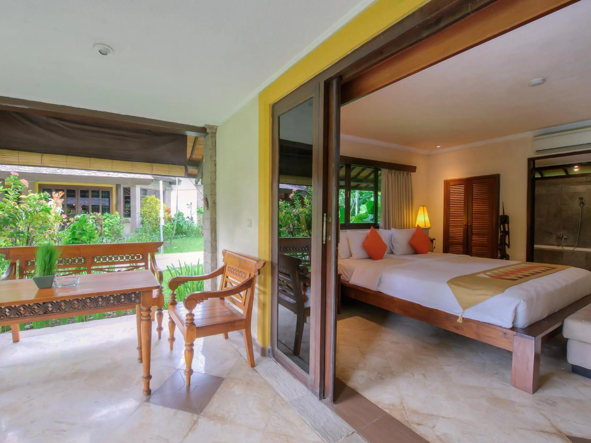 Balcony/Terrace, Bed in Hotel Vila Lumbung