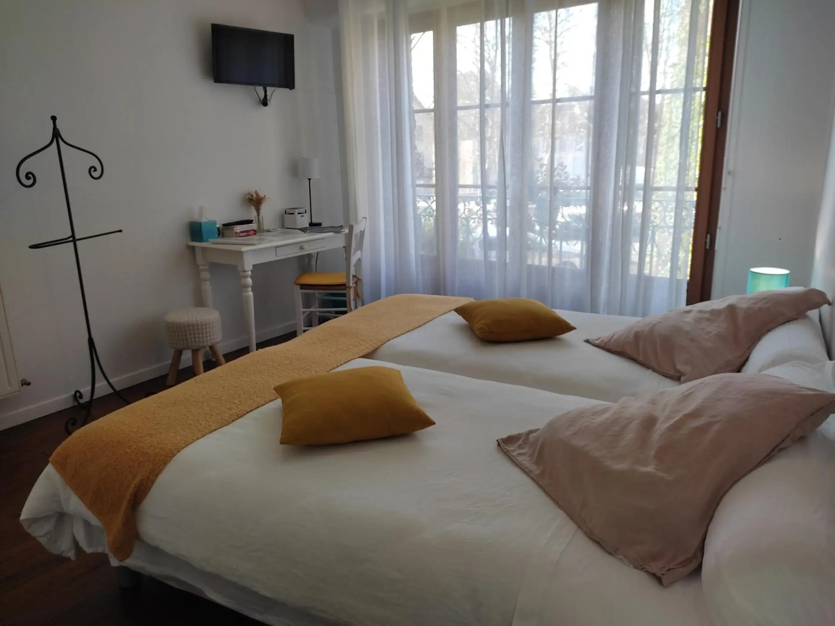 Twin Room with Shower in B&B Amphitryon Twin Room with Shower in B&B Amphitryon