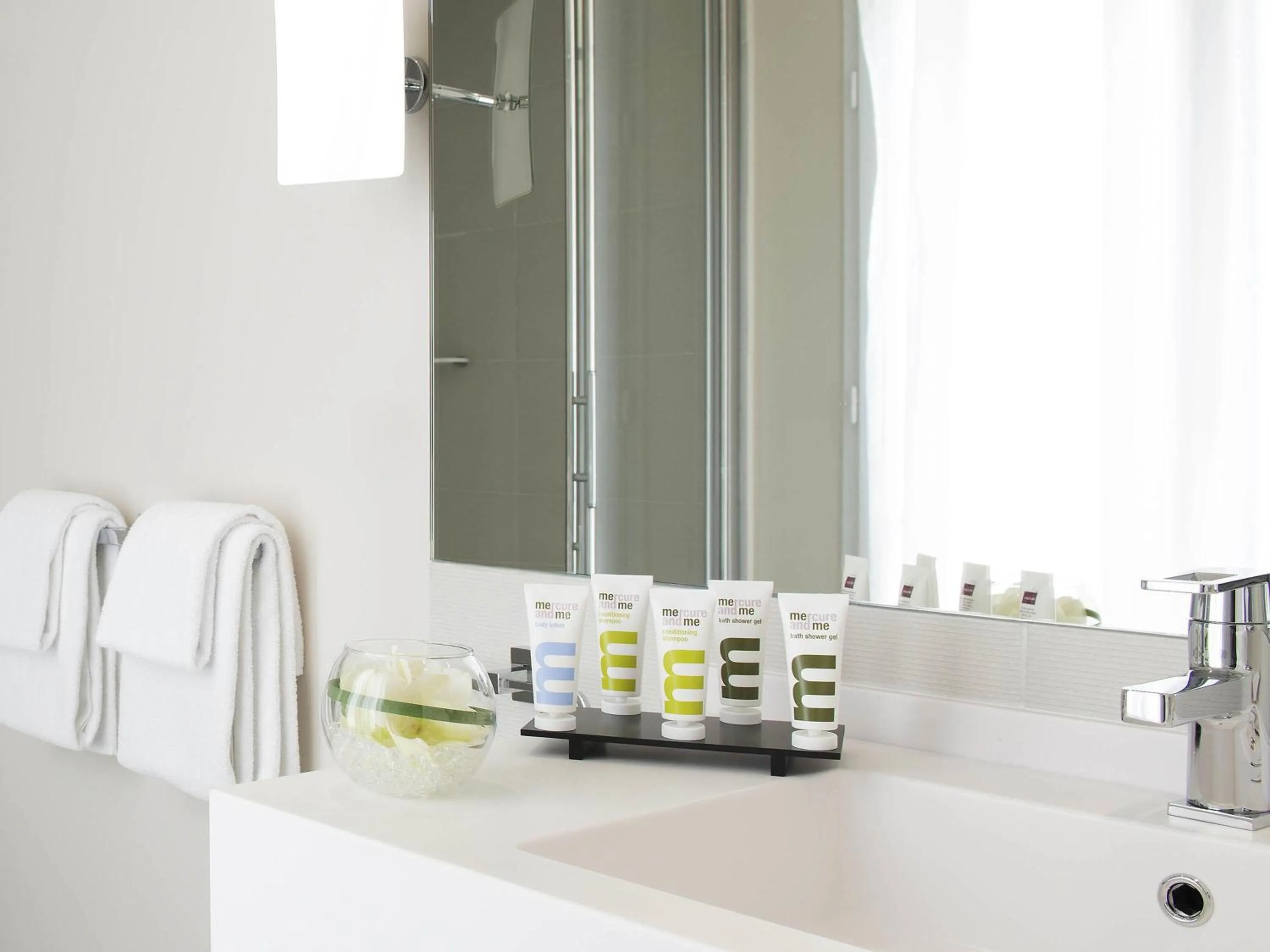 Bedroom in Mercure Paris Levallois