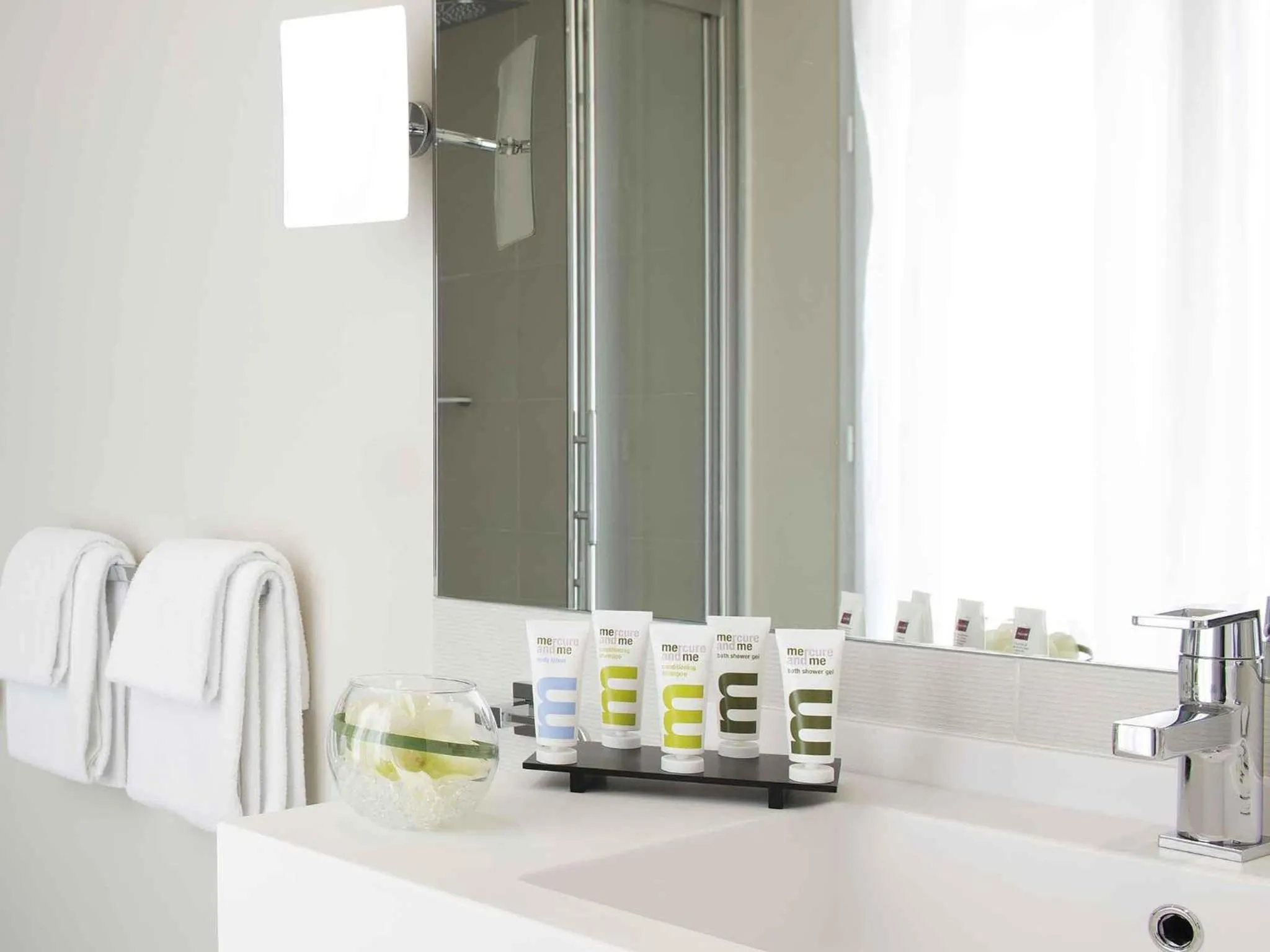 Bedroom in Mercure Paris Levallois