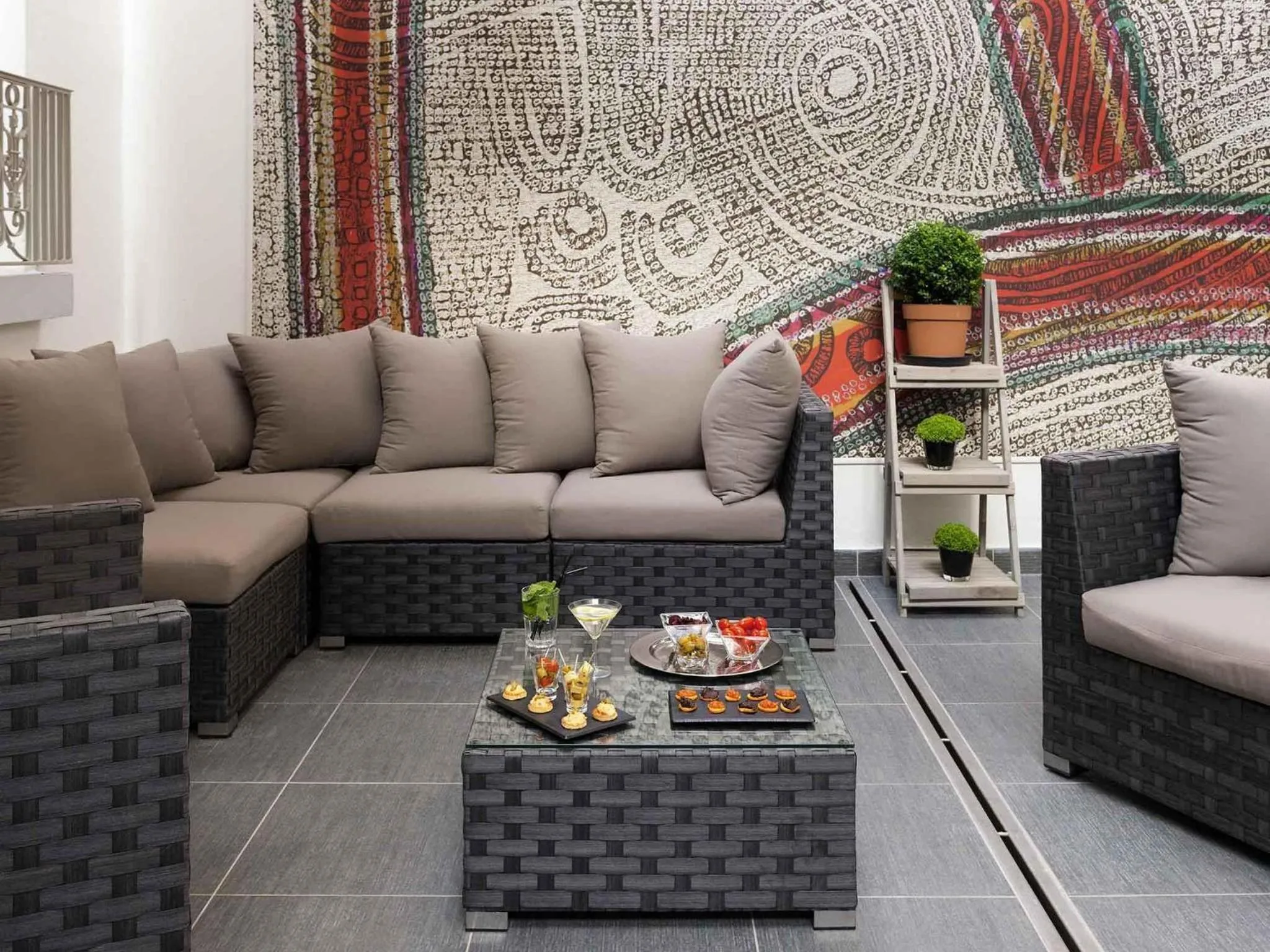 Restaurant/places to eat in Mercure Paris Levallois